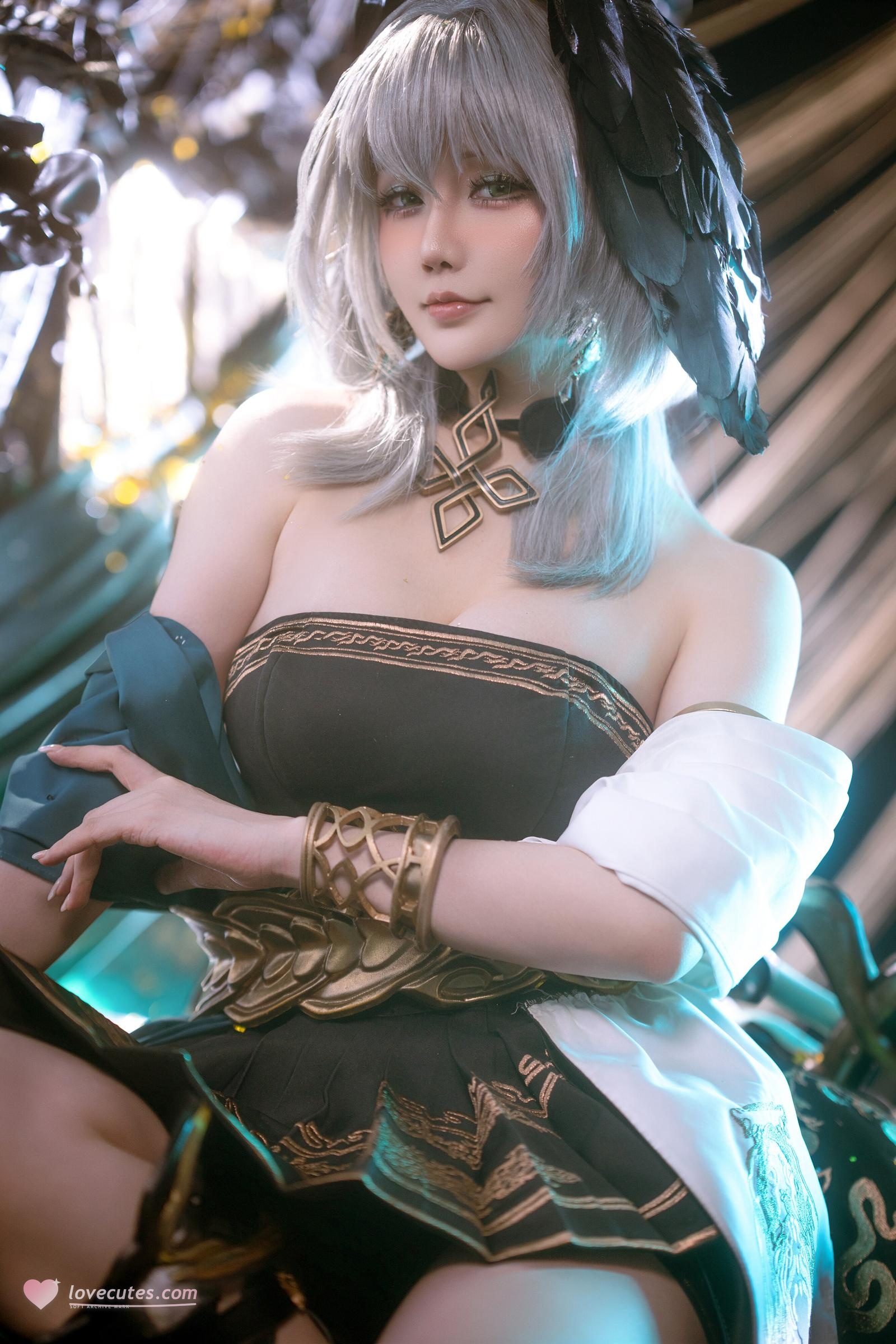 [Cosplay] Hoshilily - Arknights Hololive: Silver-Haired, Off-Shoulder Black and Gold Dress, Stunning Bust and Thighs, 35P