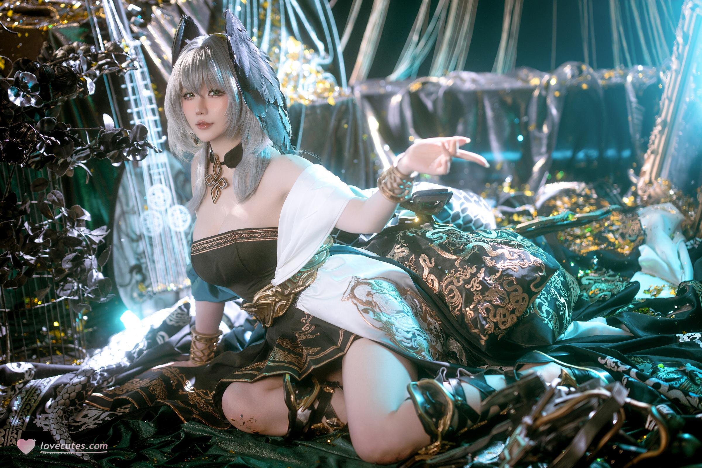 [Cosplay] Hoshilily - Arknights Hololive: Silver-Haired, Off-Shoulder Black and Gold Dress, Stunning Bust and Thighs, 35P