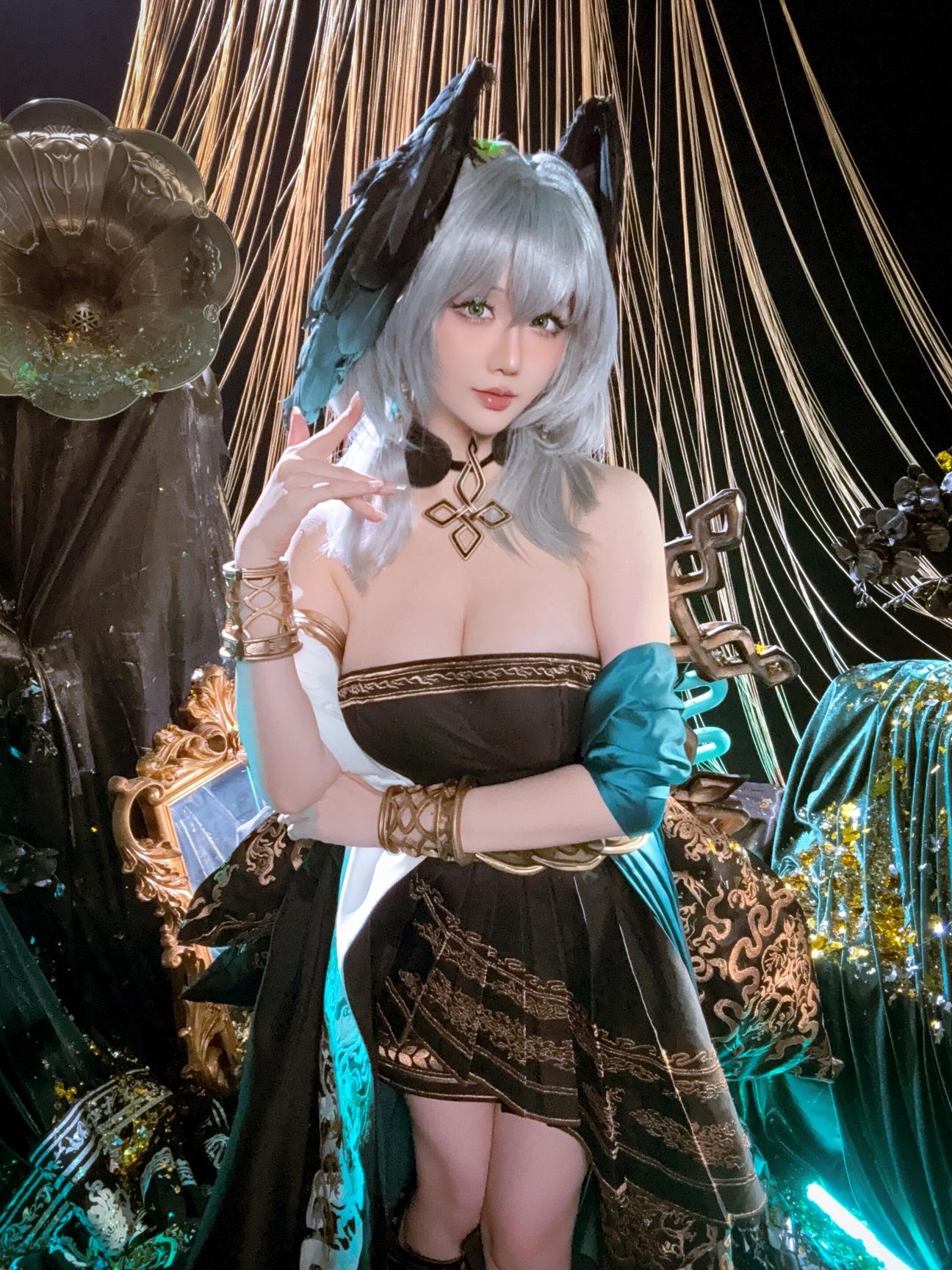 [Cosplay] Hoshilily - Arknights Hololive: Silver-Haired, Off-Shoulder Black and Gold Dress, Stunning Bust and Thighs, 35P