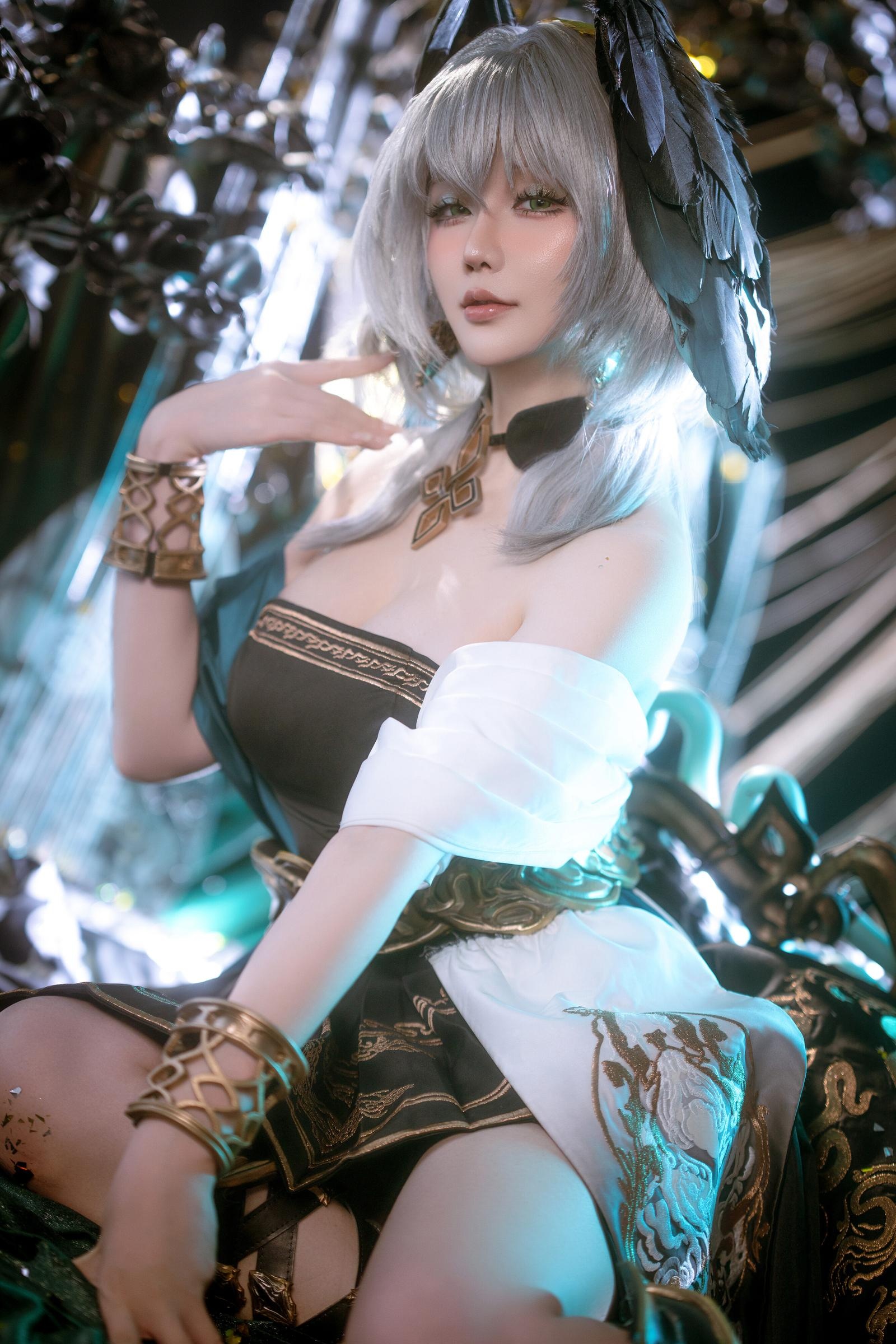 [Cosplay] Hoshilily - Arknights Hololive: Silver-Haired, Off-Shoulder Black and Gold Dress, Stunning Bust and Thighs, 35P