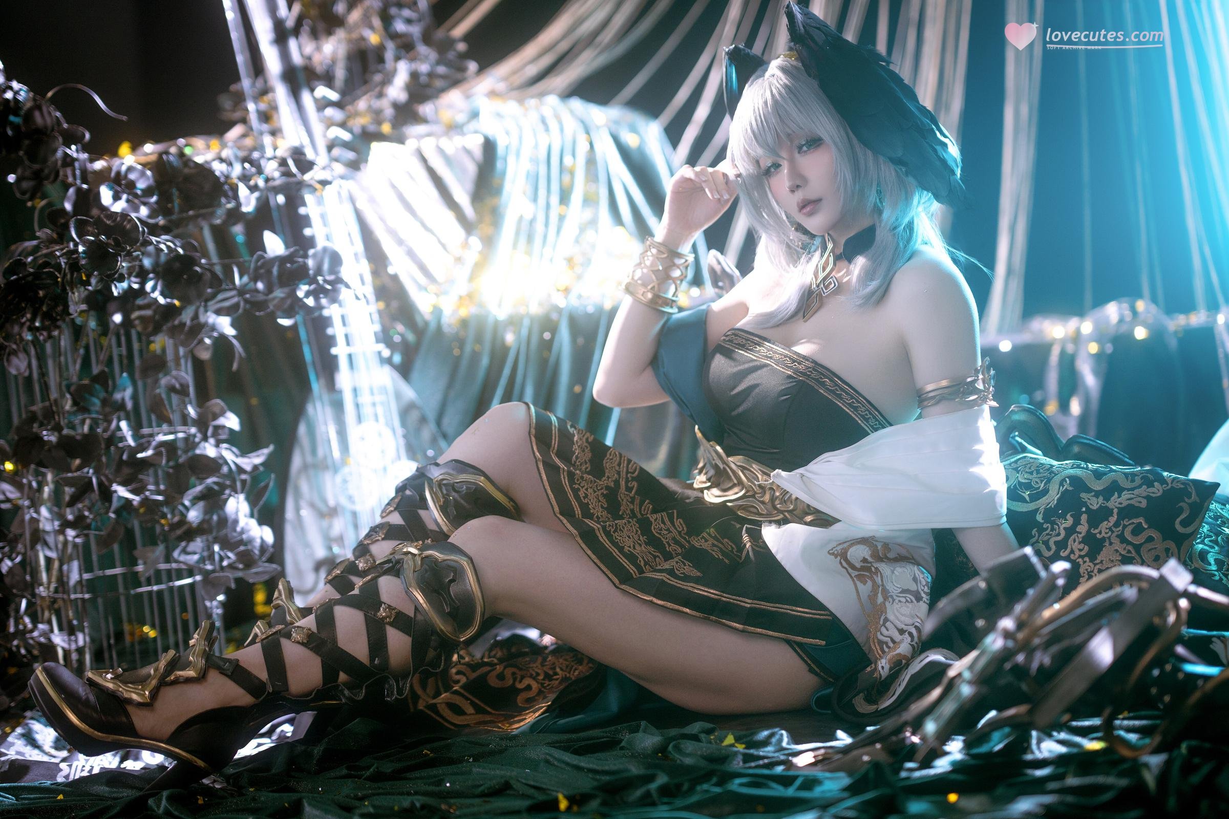 [Cosplay] Hoshilily - Arknights Hololive: Silver-Haired, Off-Shoulder Black and Gold Dress, Stunning Bust and Thighs, 35P