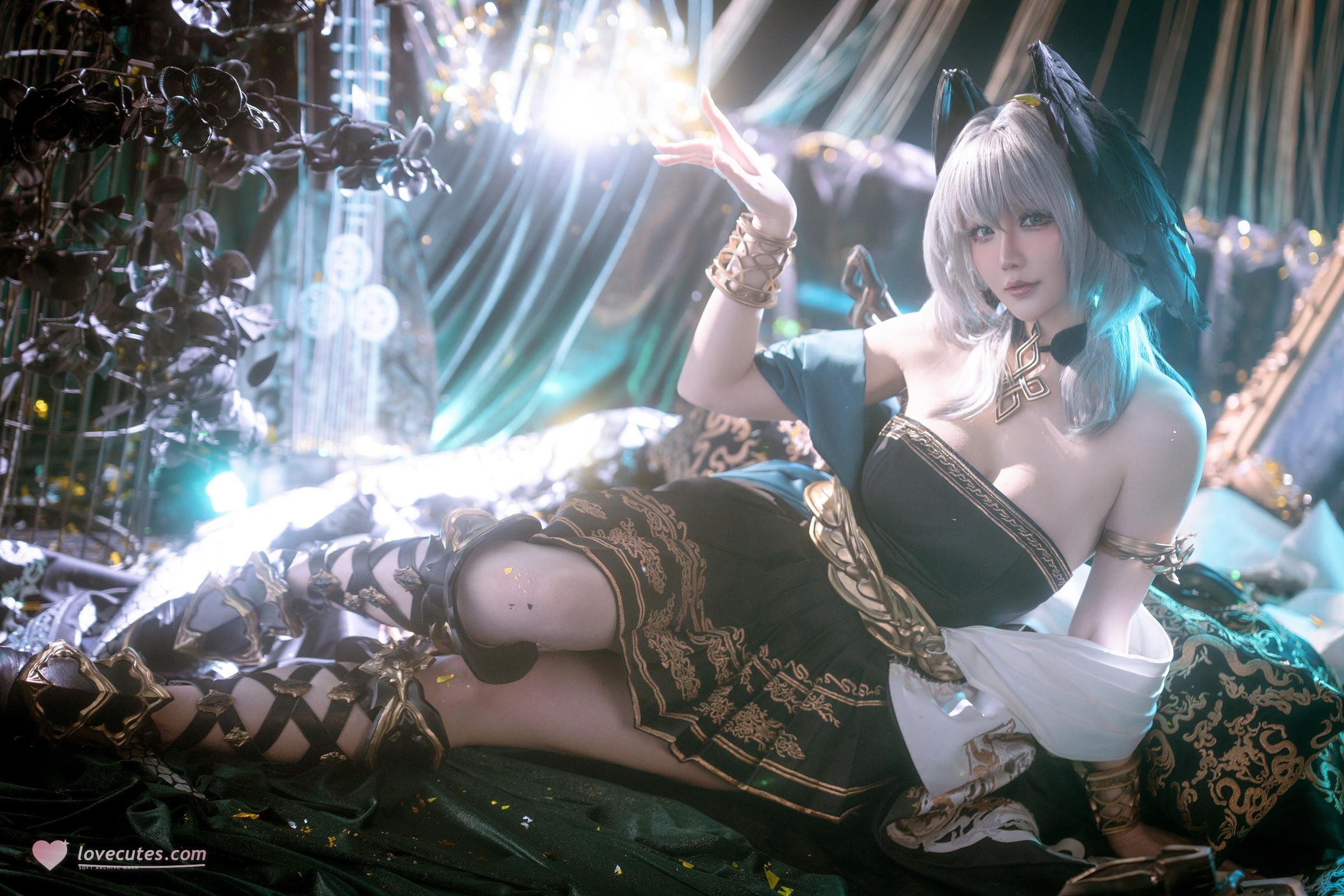 [Cosplay] Hoshilily - Arknights Hololive: Silver-Haired, Off-Shoulder Black and Gold Dress, Stunning Bust and Thighs, 35P