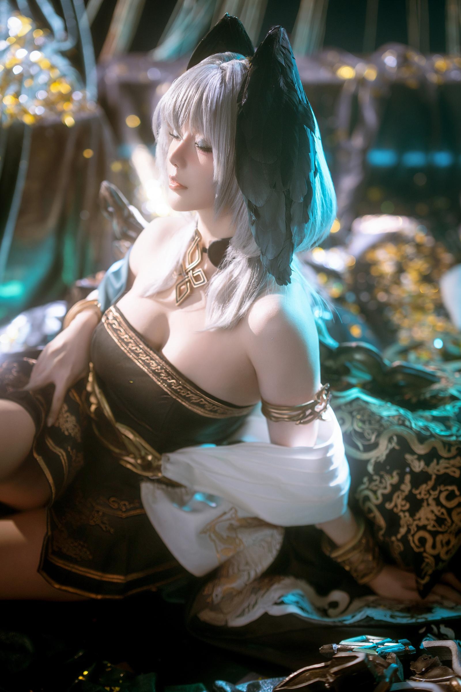 [Cosplay] Hoshilily - Arknights Hololive: Silver-Haired, Off-Shoulder Black and Gold Dress, Stunning Bust and Thighs, 35P