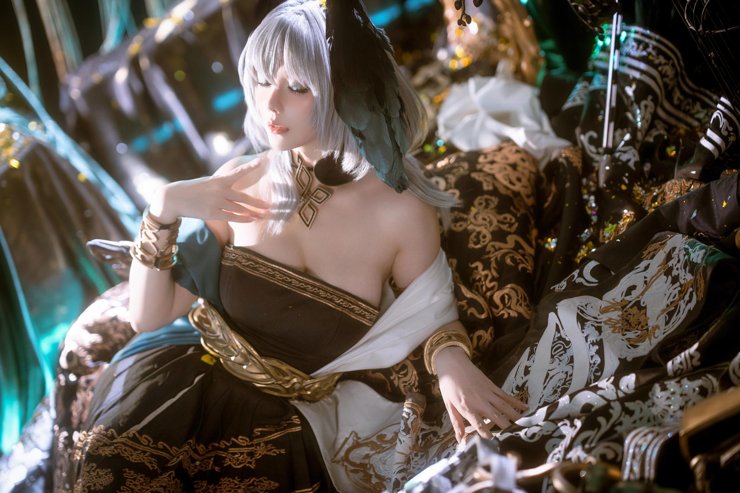 [Cosplay] Hoshilily - Arknights Hololive: Silver-Haired, Off-Shoulder Black and Gold Dress, Stunning Bust and Thighs, 35P