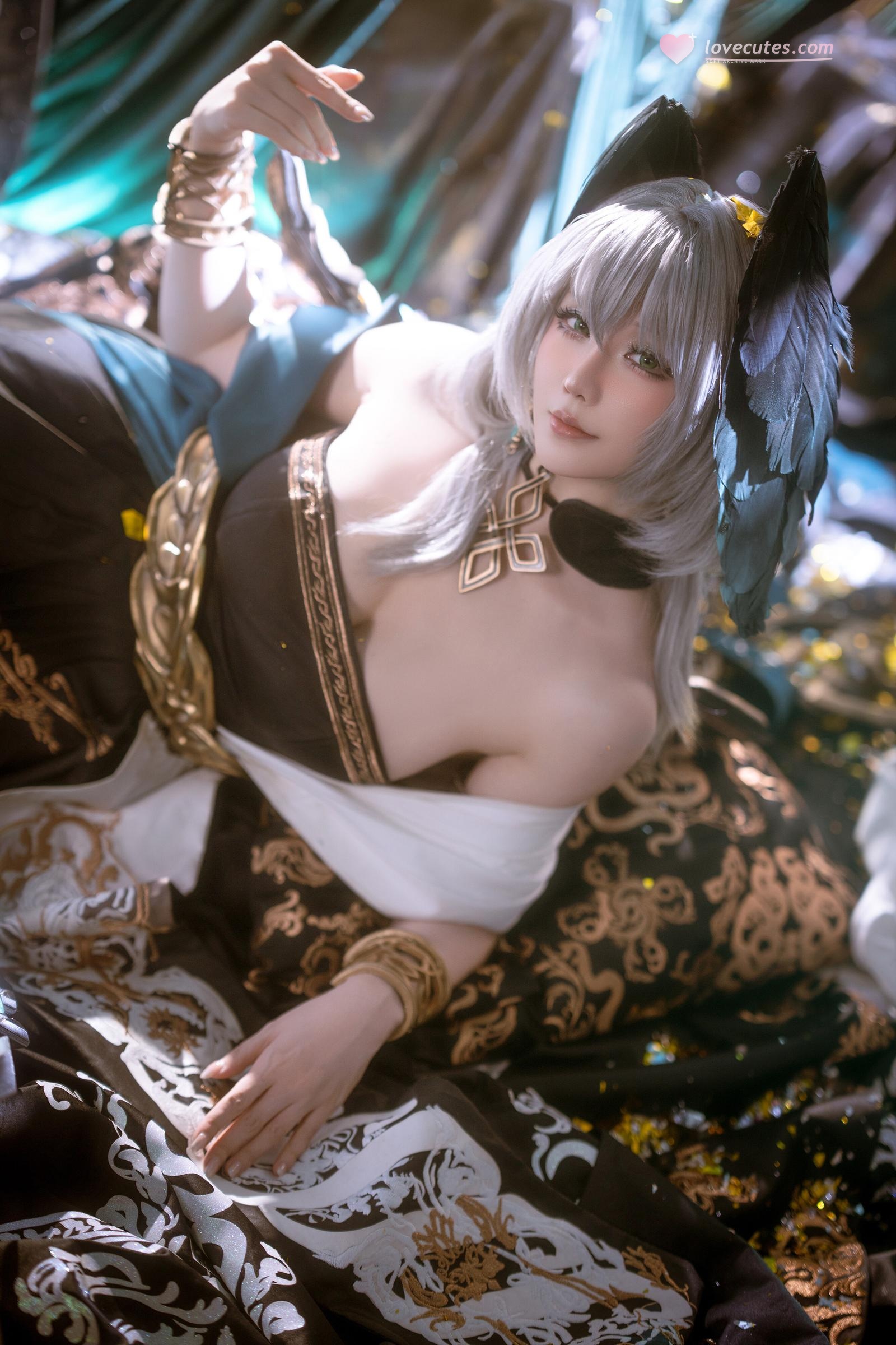 [Cosplay] Hoshilily - Arknights Hololive: Silver-Haired, Off-Shoulder Black and Gold Dress, Stunning Bust and Thighs, 35P