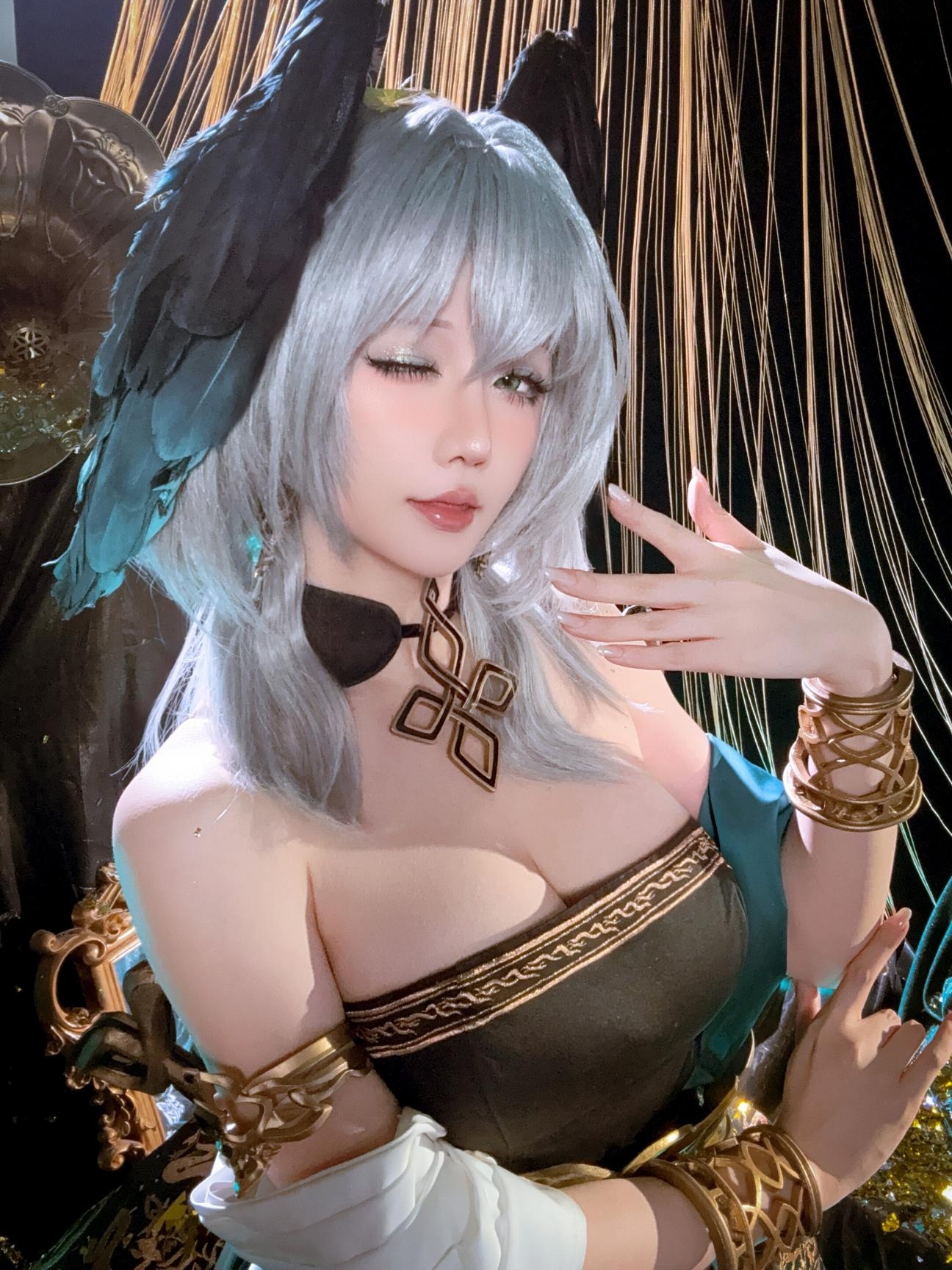 [Cosplay] Hoshilily - Arknights Hololive: Silver-Haired, Off-Shoulder Black and Gold Dress, Stunning Bust and Thighs, 35P