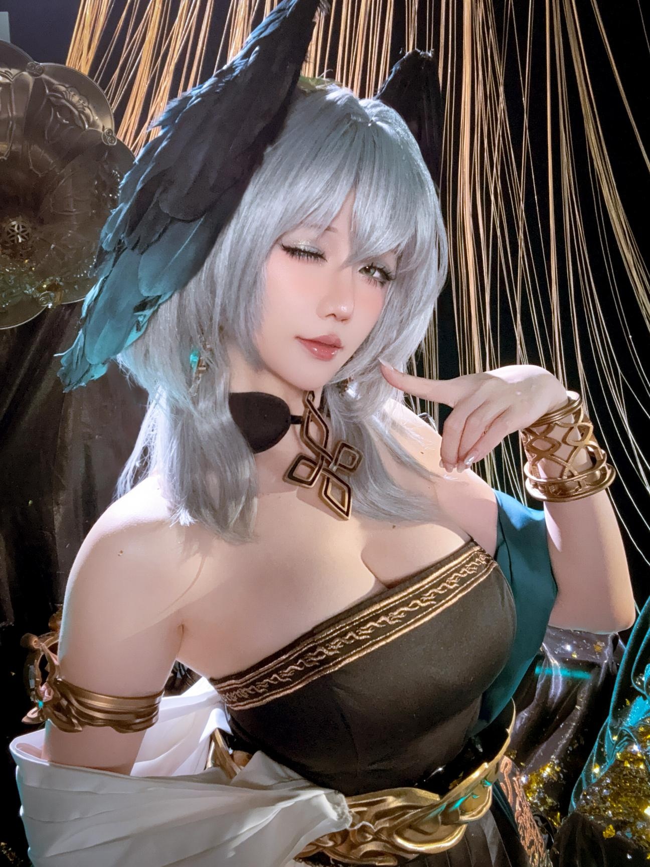 [costume hóa trang] 星之迟迟Hoshilily - 明日方舟 霍尔海雅: Váy đen vàng hở vai, tóc bạc, ngực đẹp và đùi quyến rũ 35P