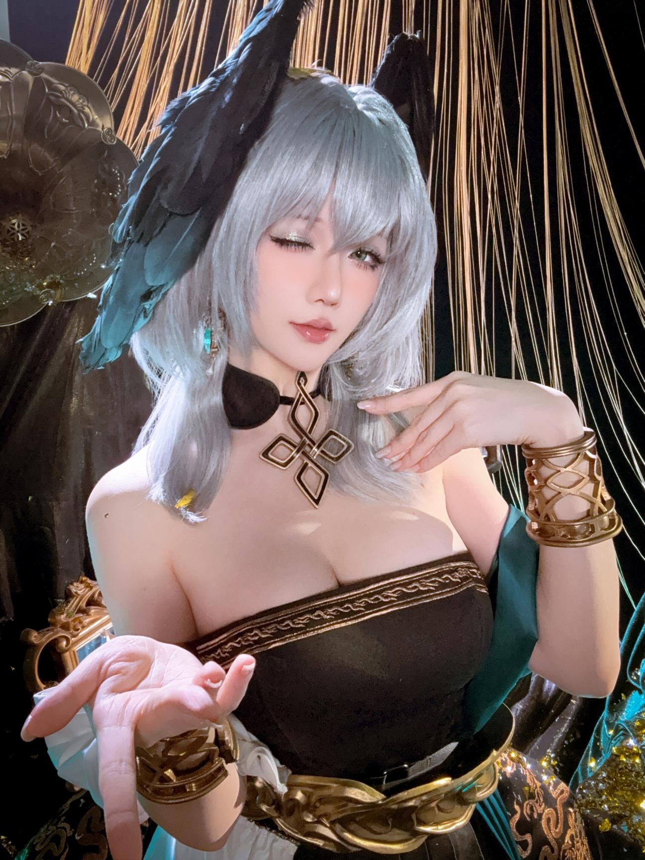 [costume hóa trang] 星之迟迟Hoshilily - 明日方舟 霍尔海雅: Váy đen vàng hở vai, tóc bạc, ngực đẹp và đùi quyến rũ 35P