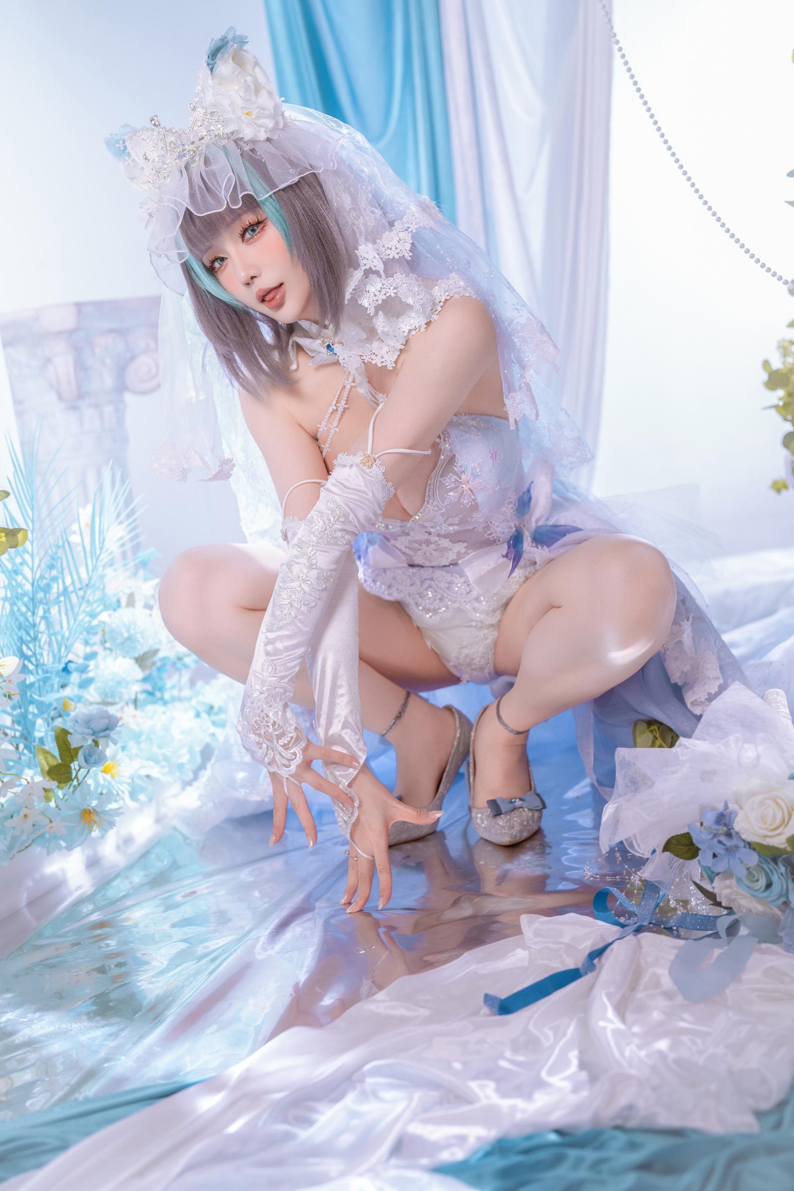 [Cosplay] Hoshilily - Azur Lane Cheshire: A Stunning Blend of White-Blue Outfit and Cat Ear Elements in 44P