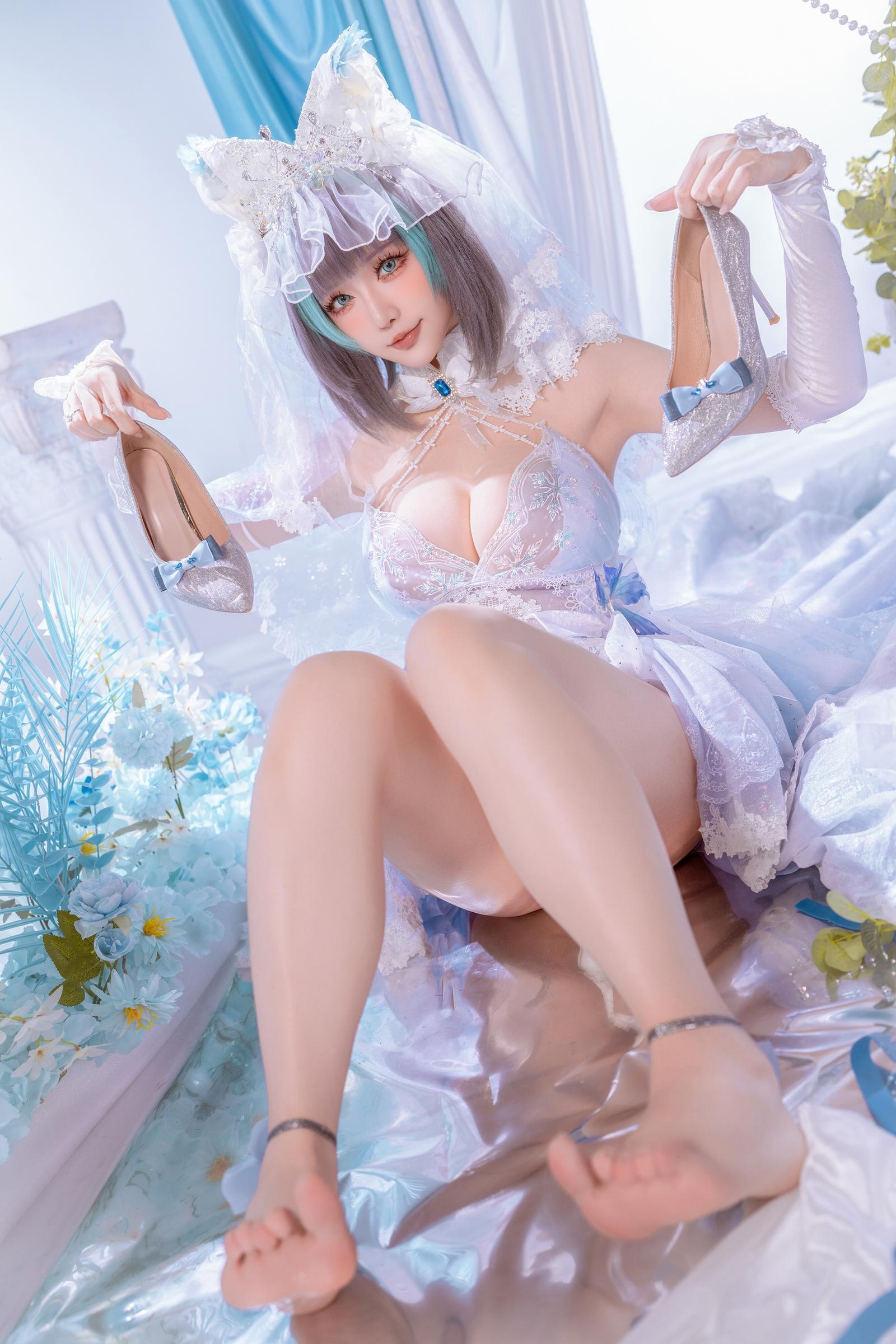 [Cosplay] Hoshilily - Azur Lane Cheshire: A Stunning Blend of White-Blue Outfit and Cat Ear Elements in 44P
