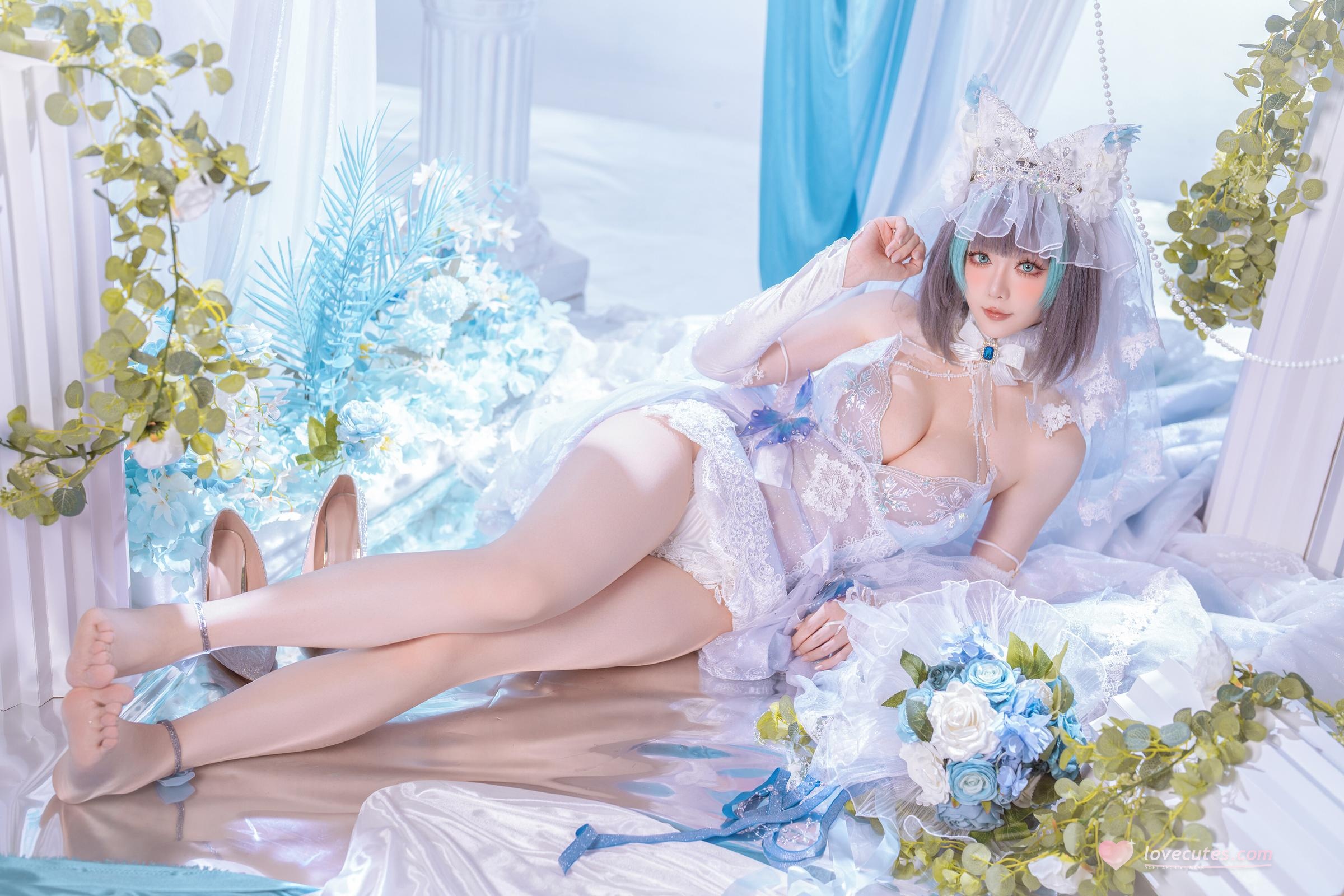 [Cosplay] Hoshilily - Azur Lane Cheshire: A Stunning Blend of White-Blue Outfit and Cat Ear Elements in 44P