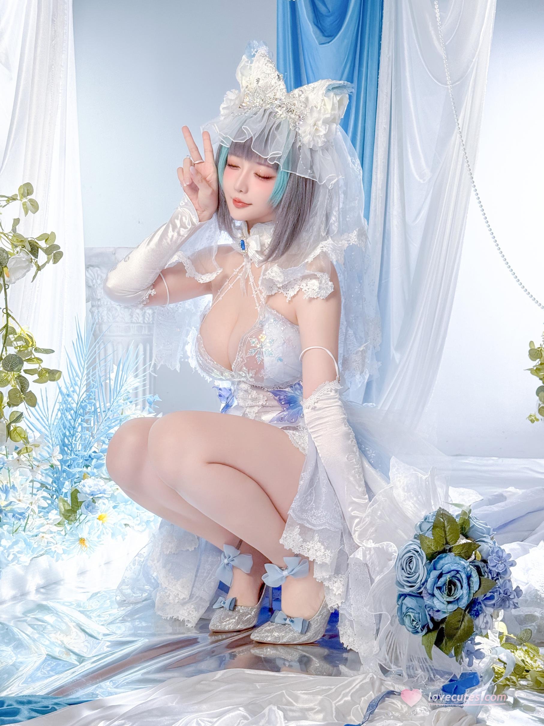 [Cosplay] Hoshilily - Azur Lane Cheshire: A Stunning Blend of White-Blue Outfit and Cat Ear Elements in 44P