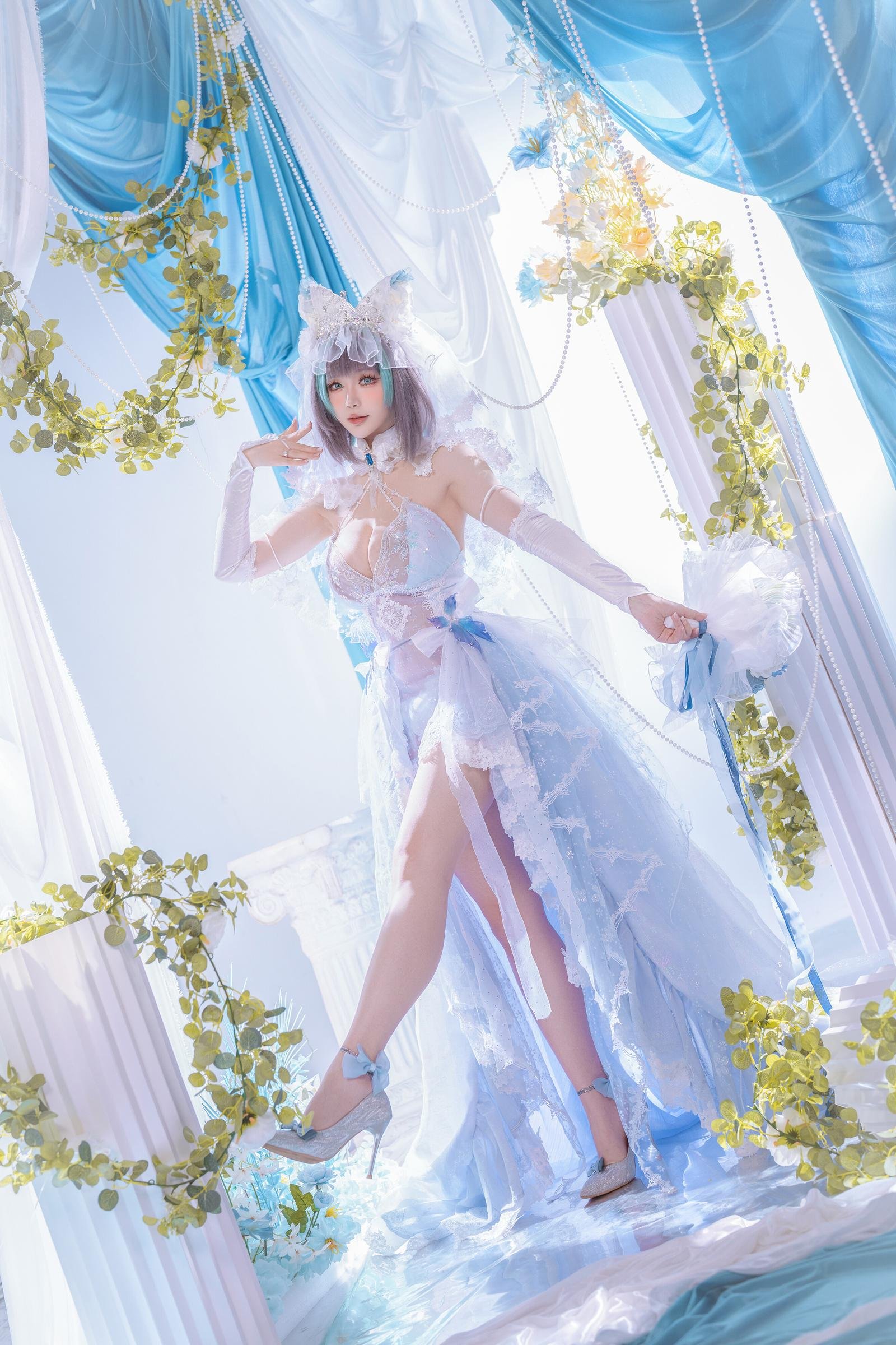 [Cosplay] Hoshilily - Azur Lane Cheshire: A Stunning Blend of White-Blue Outfit and Cat Ear Elements in 44P