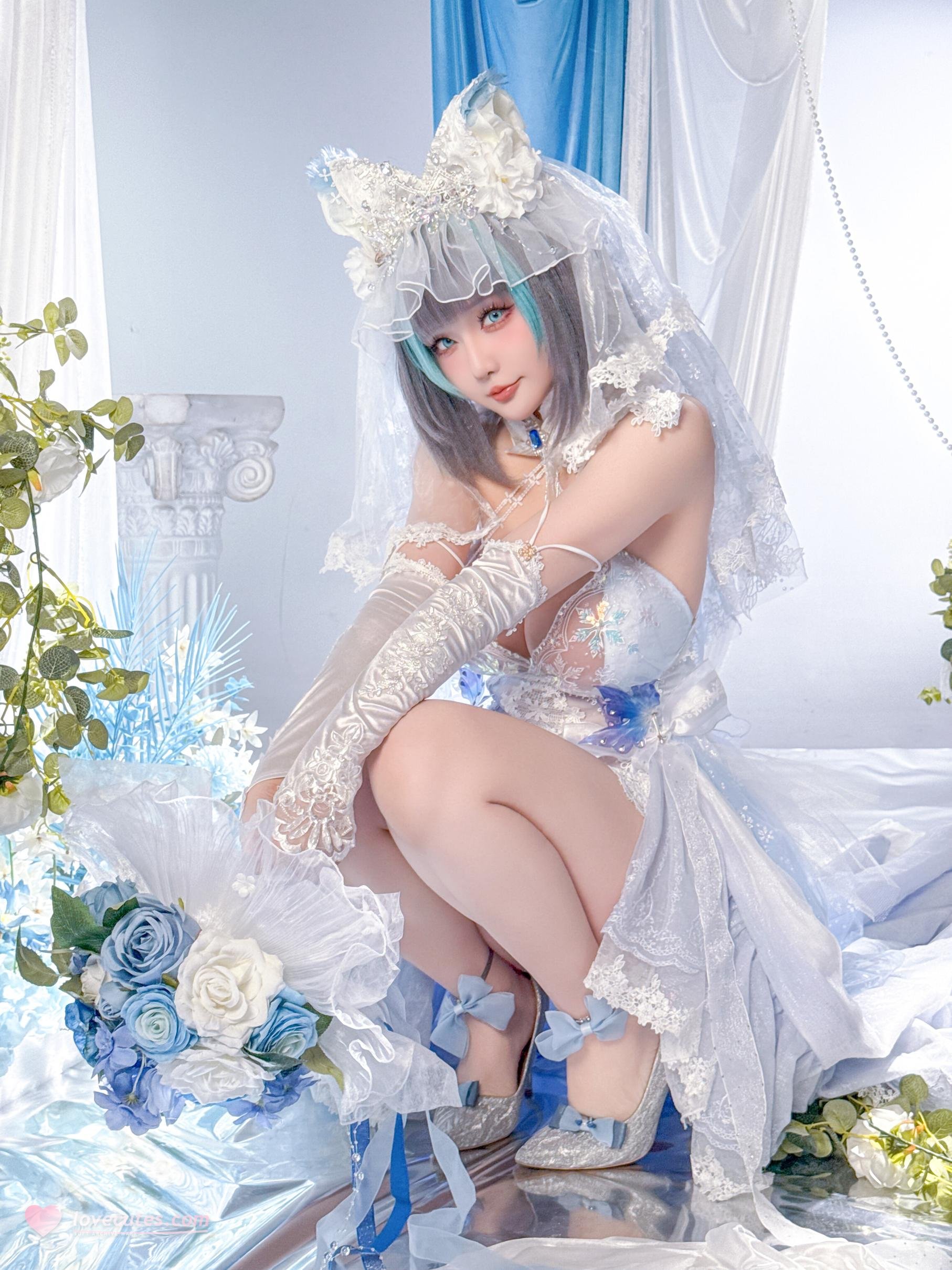 [Cosplay] Hoshilily - Azur Lane Cheshire: A Stunning Blend of White-Blue Outfit and Cat Ear Elements in 44P