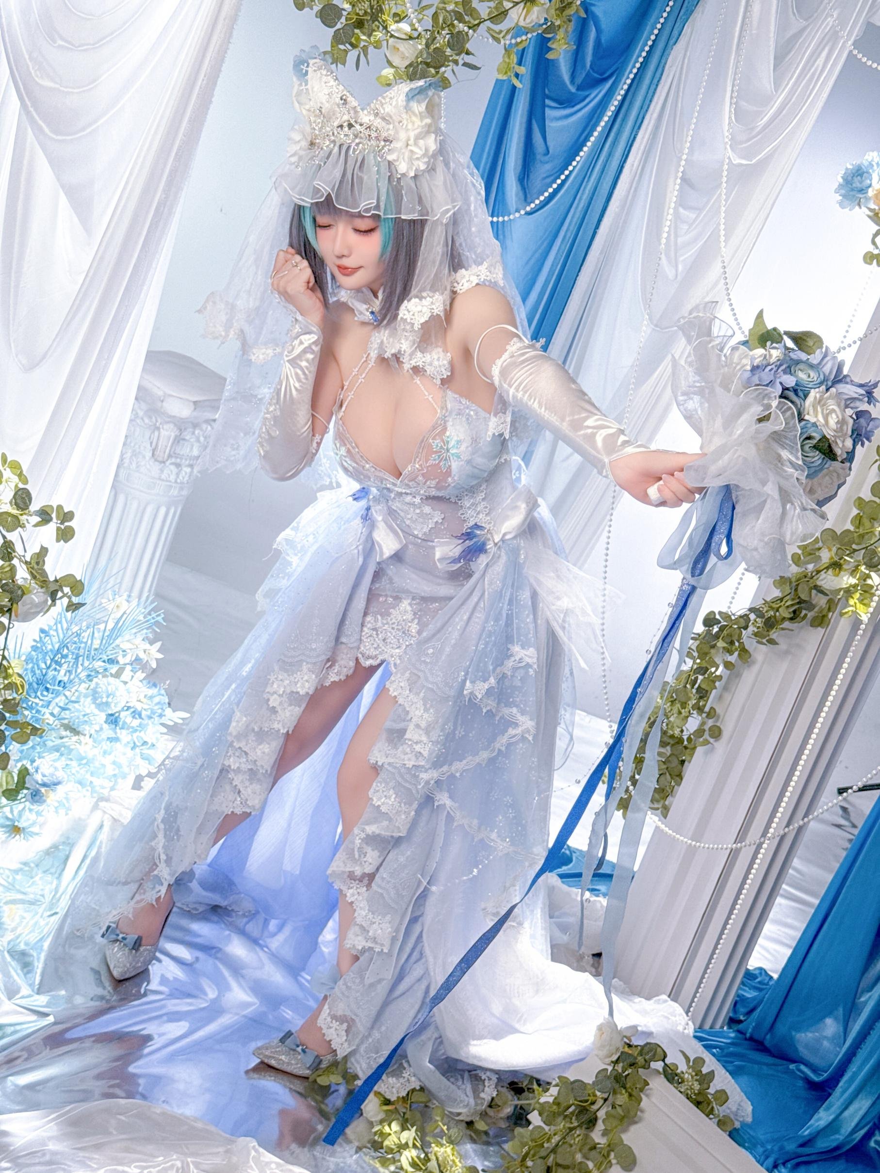 [Cosplay] Hoshilily - Azur Lane Cheshire: A Stunning Blend of White-Blue Outfit and Cat Ear Elements in 44P