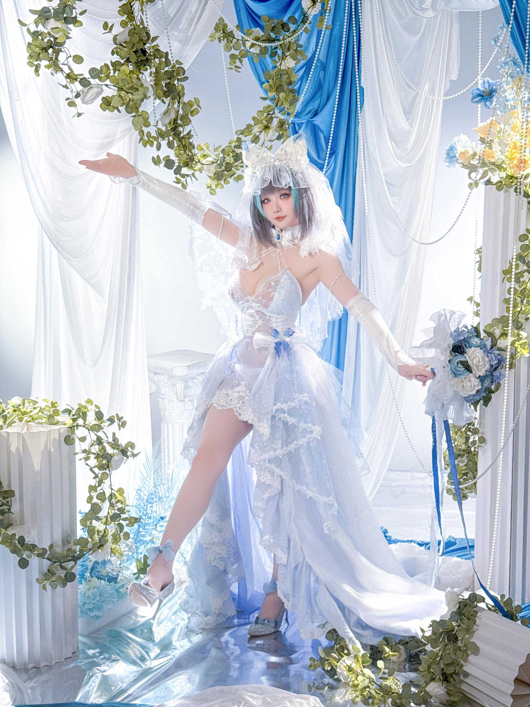 [Cosplay] Hoshilily - Azur Lane Cheshire: A Stunning Blend of White-Blue Outfit and Cat Ear Elements in 44P