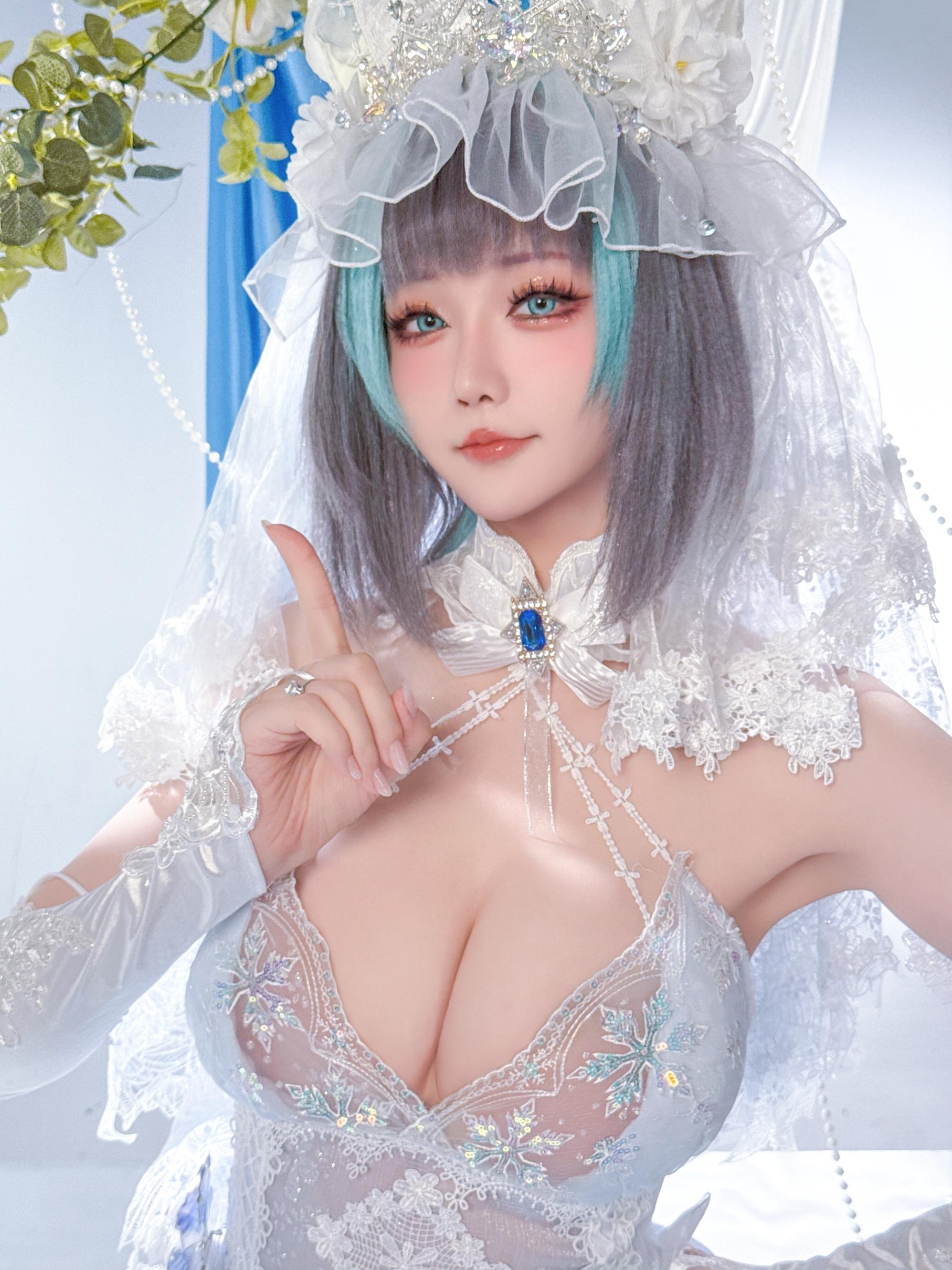 [Cosplay] Hoshilily - Azur Lane Cheshire: A Stunning Blend of White-Blue Outfit and Cat Ear Elements in 44P