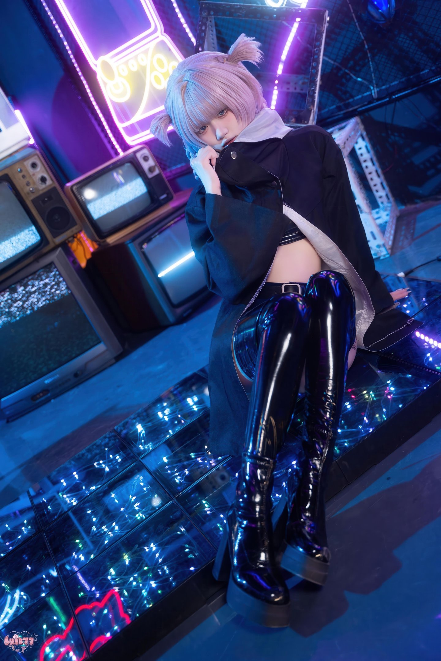 【コスプレ】柒柒はお利口に - 常服小荠：黒スト高ヒールブーツ露お腹タイトスーツ サイバーネオン風 41P1V