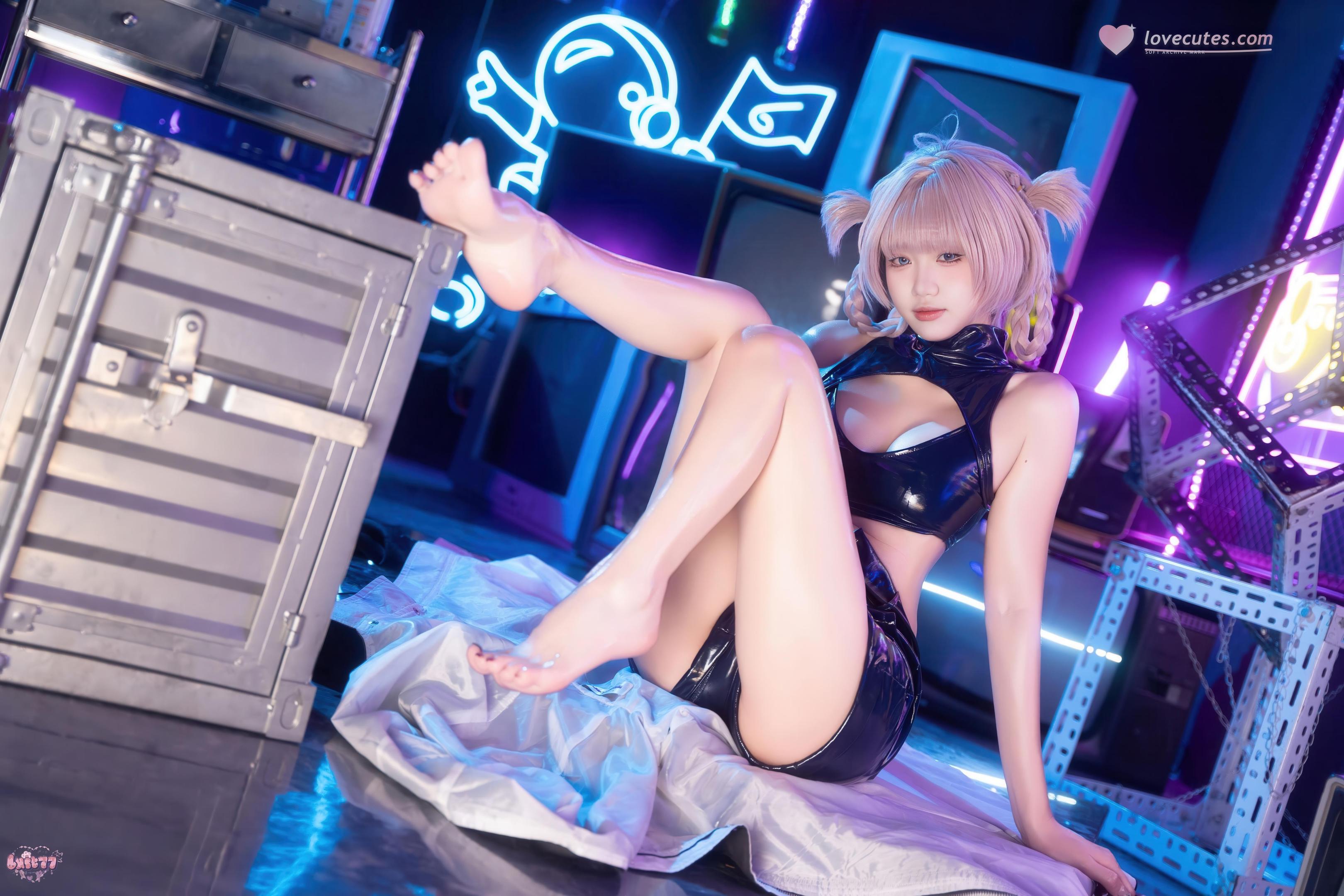 【コスプレ】柒柒はお利口に - 常服小荠：黒スト高ヒールブーツ露お腹タイトスーツ サイバーネオン風 41P1V