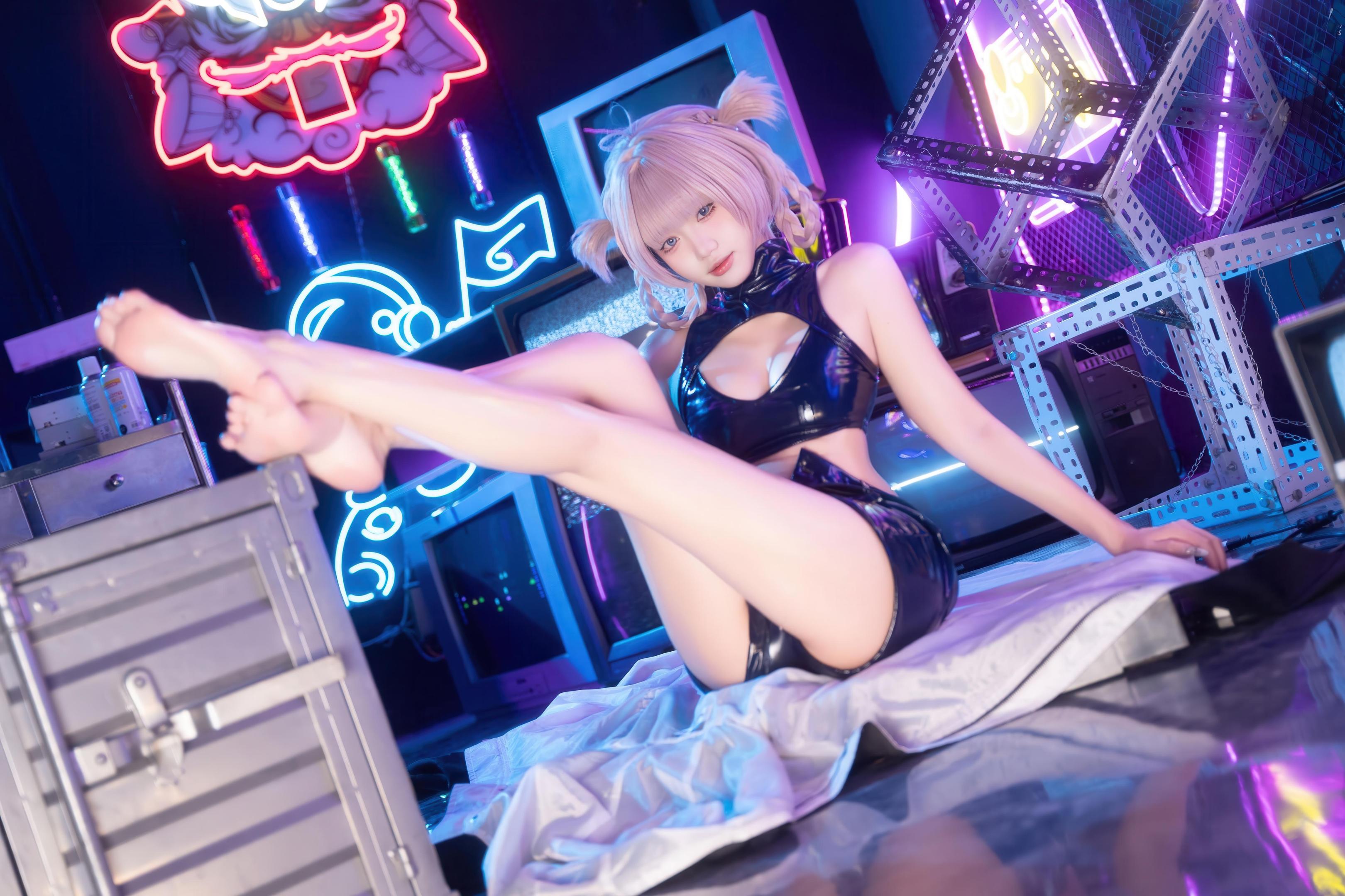 【コスプレ】柒柒はお利口に - 常服小荠：黒スト高ヒールブーツ露お腹タイトスーツ サイバーネオン風 41P1V