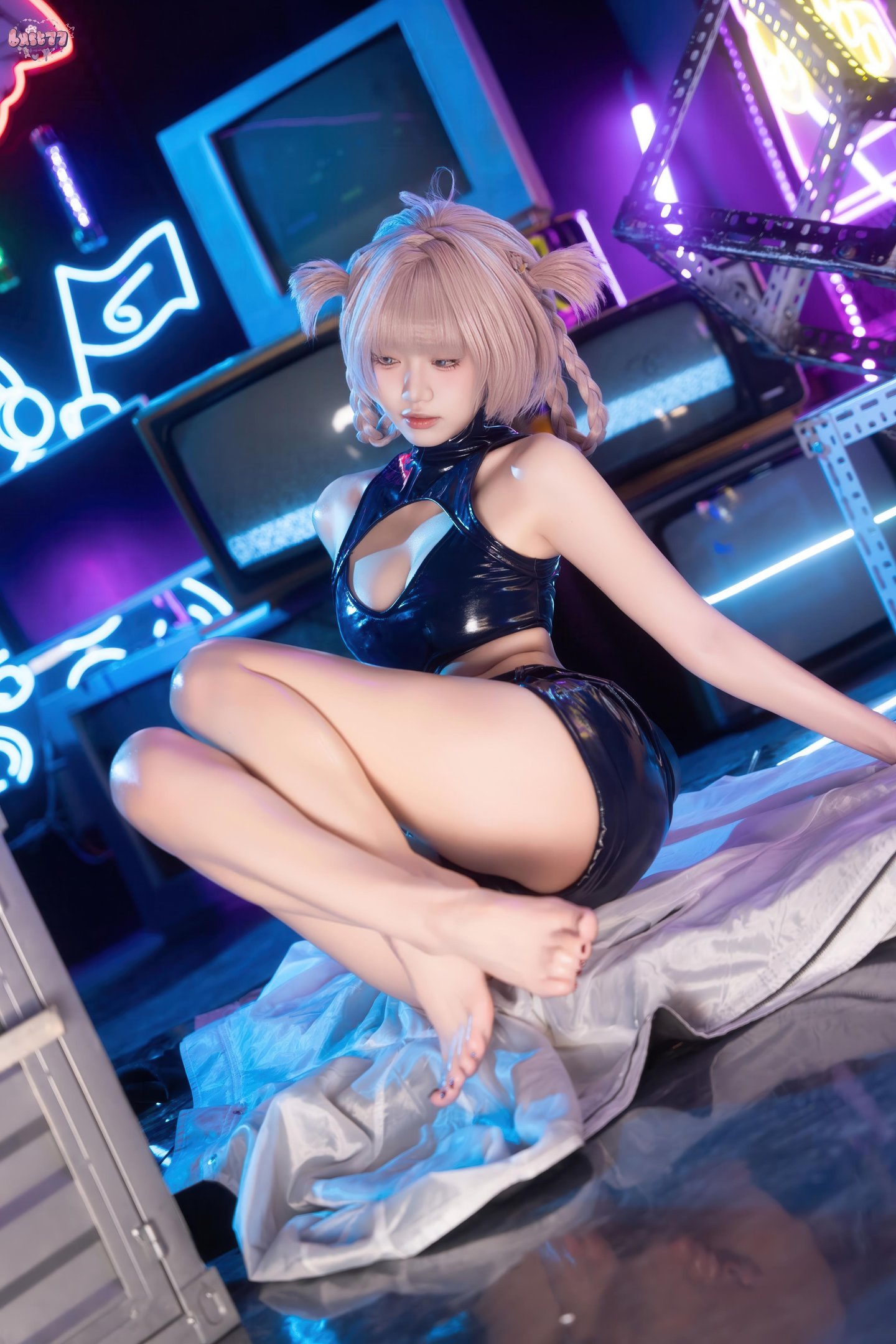 【Cosplay】柒柒要乖哦 - 常服小荠：黑絲高跟靴露脐緊身衣 赛博霓虹風 41P1V