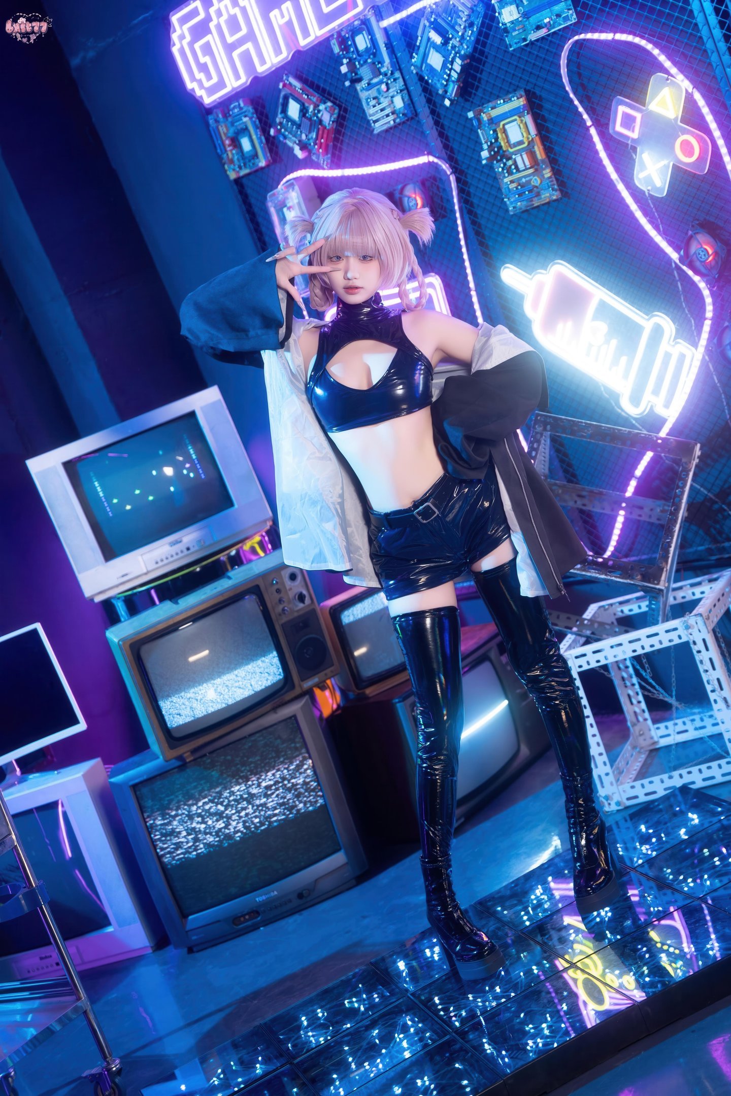 【Cosplay】柒柒要乖哦 - 常服小荠：黑絲高跟靴露脐緊身衣 赛博霓虹風 41P1V