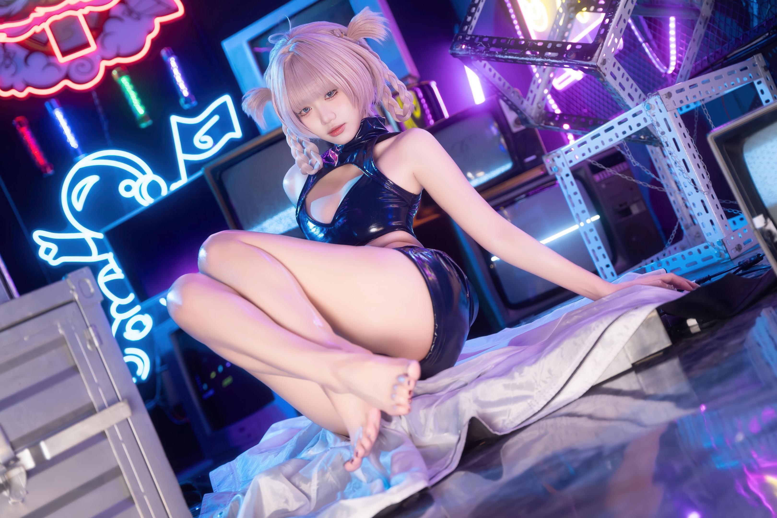 【Cosplay】柒柒要乖哦 - 常服小荠：黑絲高跟靴露脐緊身衣 赛博霓虹風 41P1V