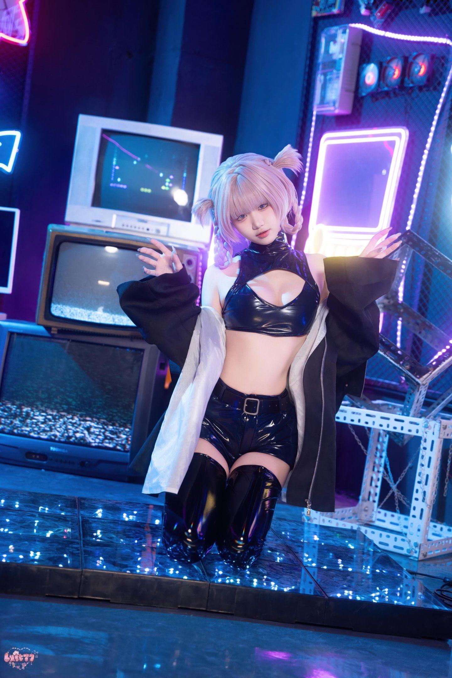 [Cosplay] Qiqi Be Good - Casual Outfit Xiaojie: Black Stockings, High Heels, Crop Top Bodysuit, Cyber Neon Style 41P1V