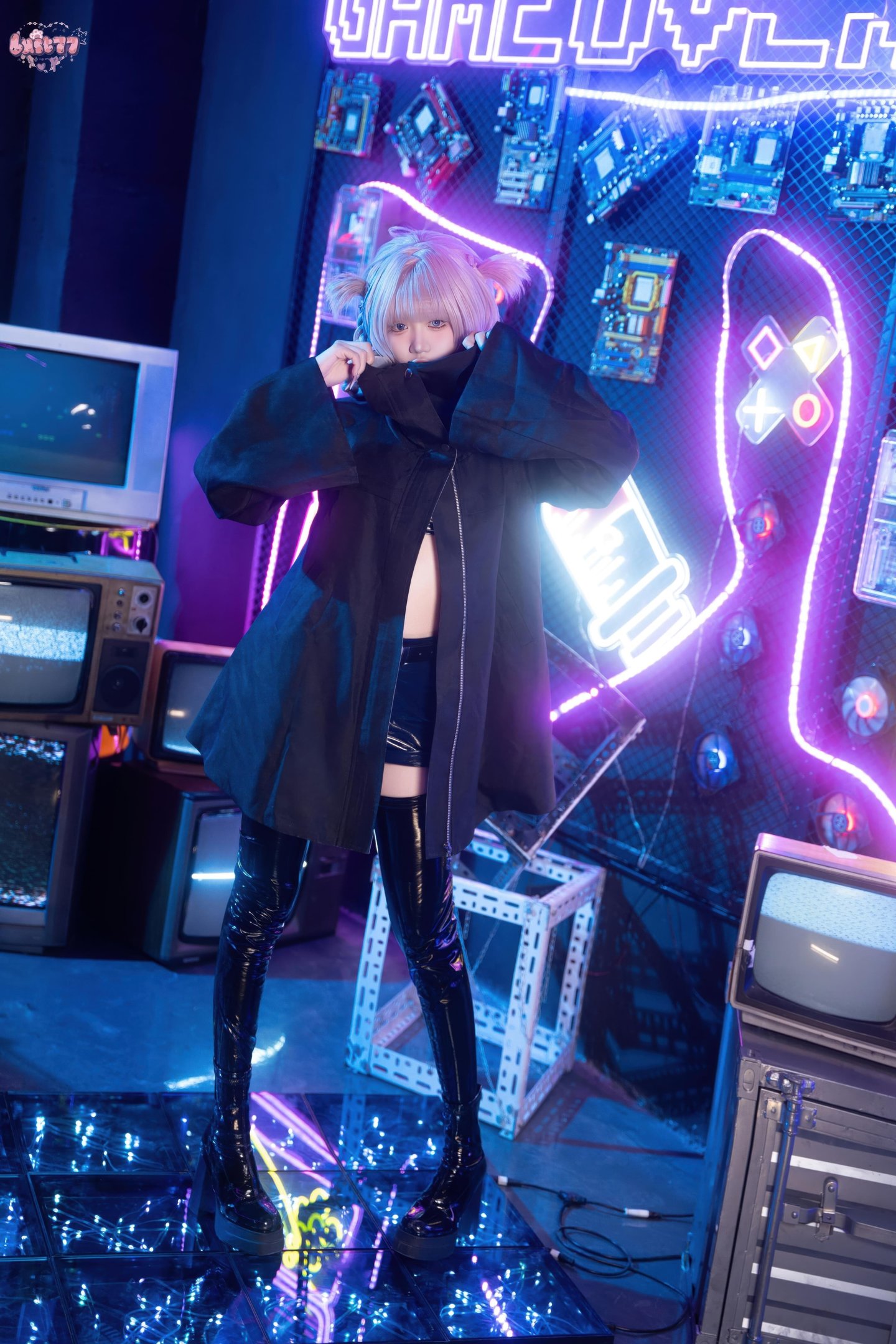 [Cosplay] Qiqi Be Good - Casual Outfit Xiaojie: Black Stockings, High Heels, Crop Top Bodysuit, Cyber Neon Style 41P1V