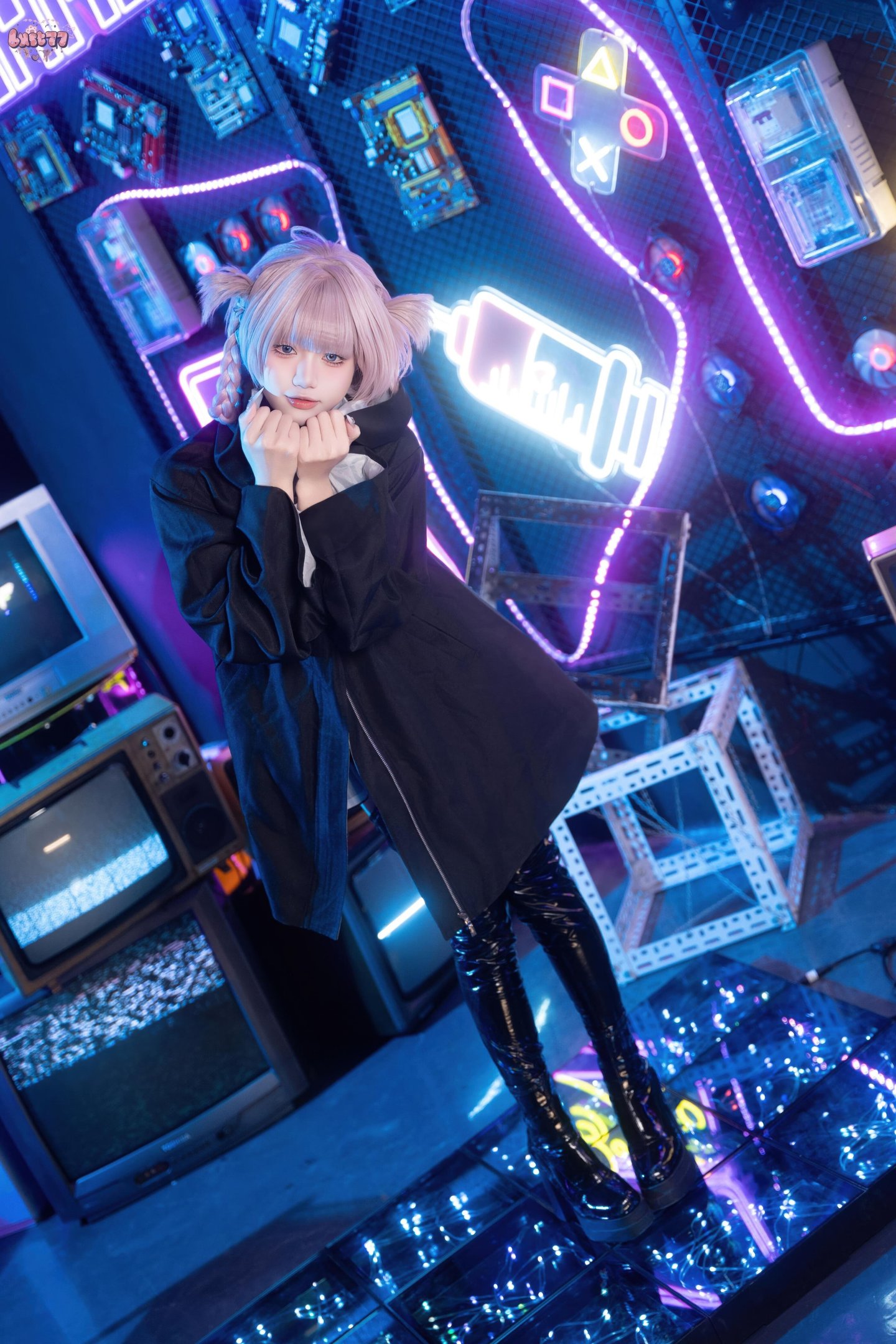 [Cosplay] Qiqi Be Good - Casual Outfit Xiaojie: Black Stockings, High Heels, Crop Top Bodysuit, Cyber Neon Style 41P1V