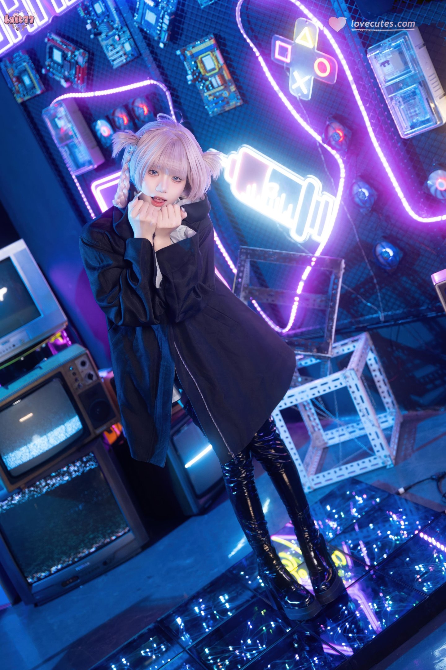 [Cosplay] Qiqi Be Good - Casual Outfit Xiaojie: Black Stockings, High Heels, Crop Top Bodysuit, Cyber Neon Style 41P1V