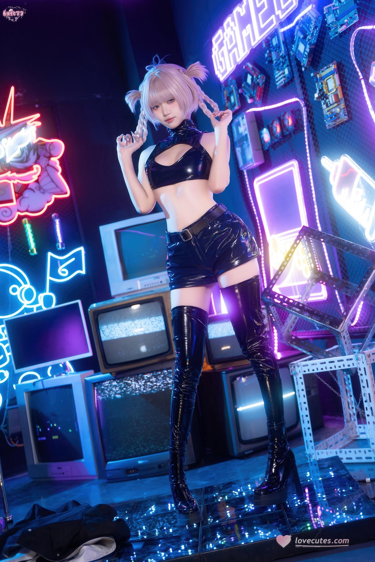 [Cosplay] Qiqi Be Good - Casual Outfit Xiaojie: Black Stockings, High Heels, Crop Top Bodysuit, Cyber Neon Style 41P1V