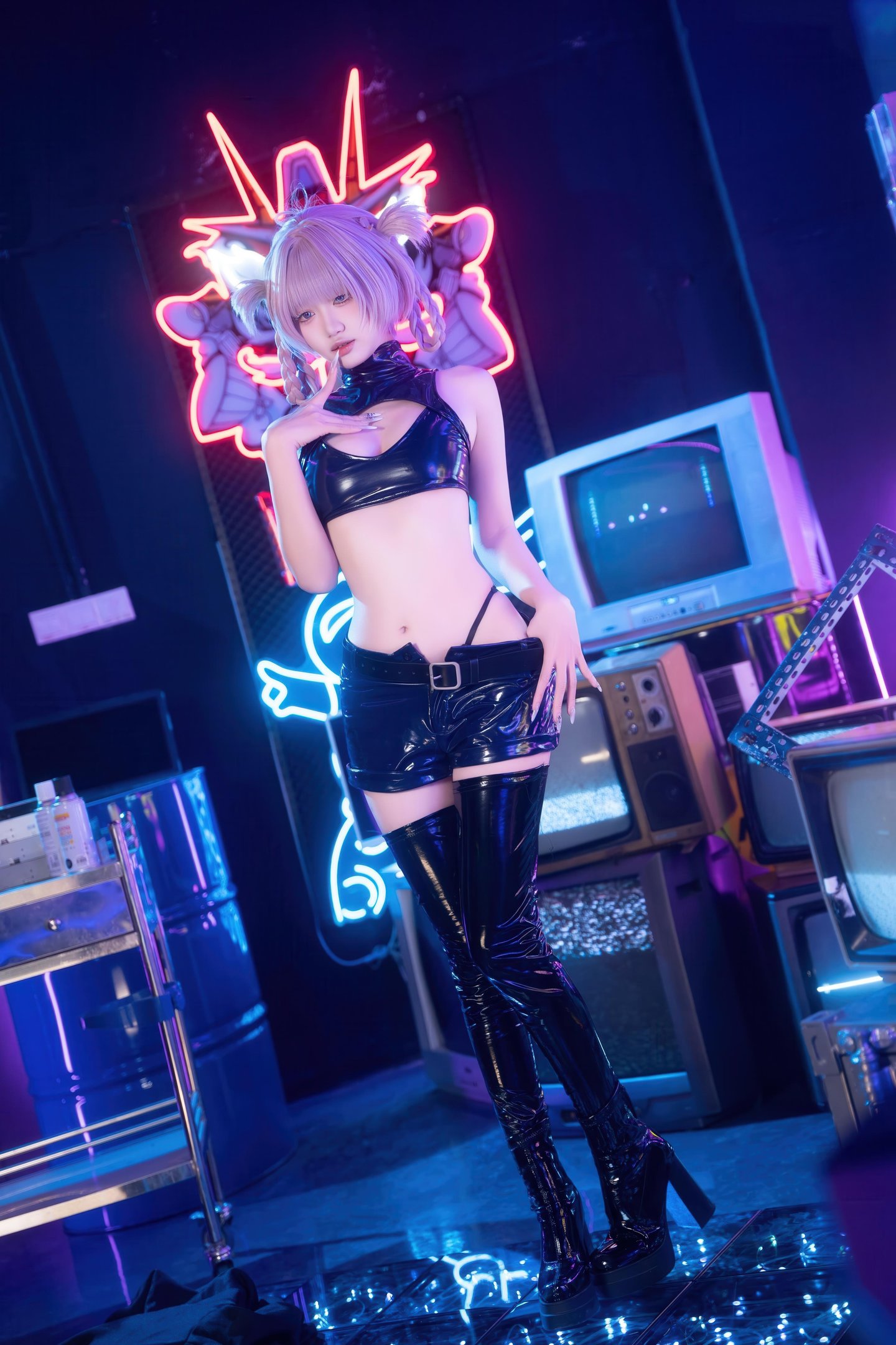 [Cosplay] Qiqi Be Good - Casual Outfit Xiaojie: Black Stockings, High Heels, Crop Top Bodysuit, Cyber Neon Style 41P1V