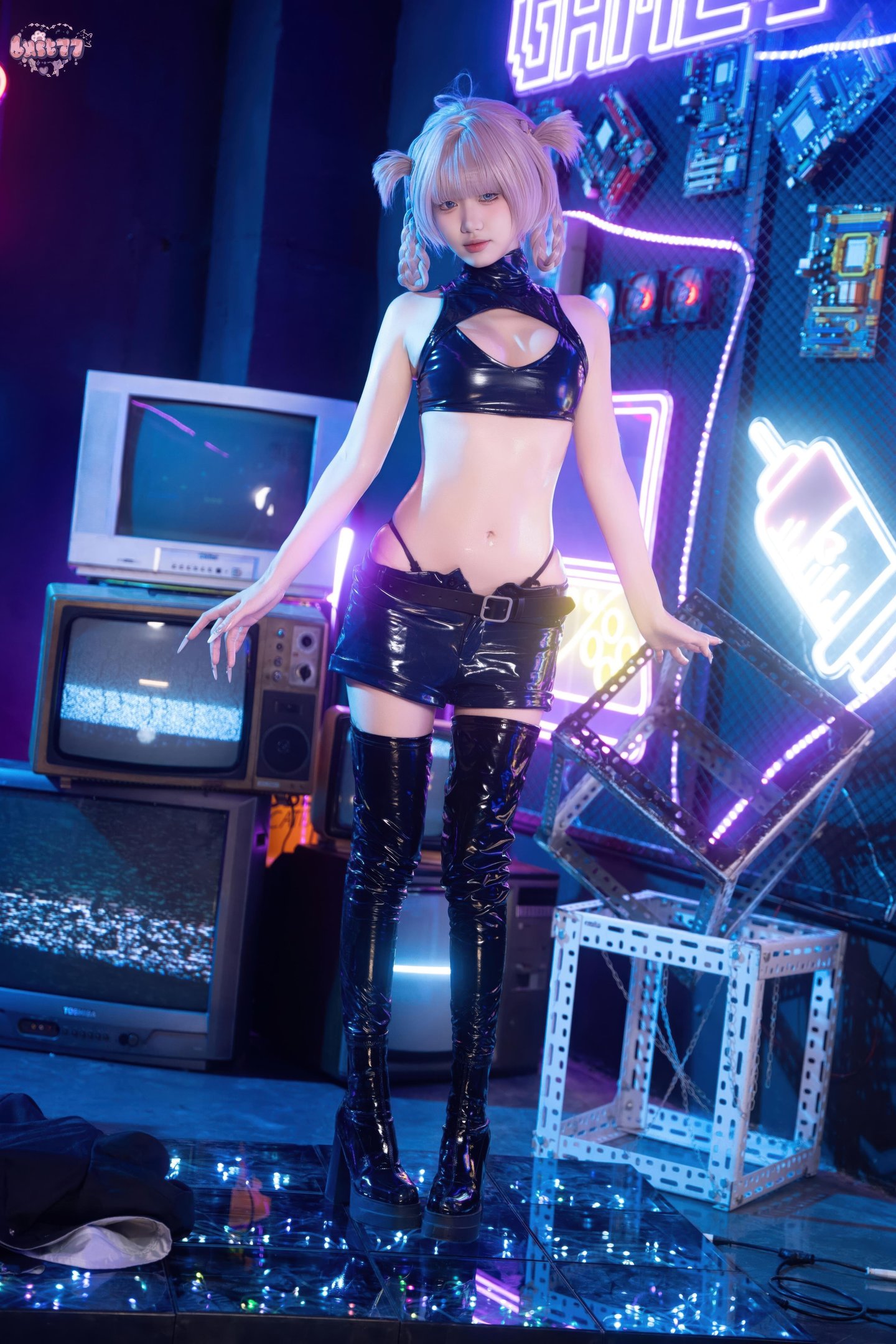 [Cosplay] Qiqi Be Good - Casual Outfit Xiaojie: Black Stockings, High Heels, Crop Top Bodysuit, Cyber Neon Style 41P1V