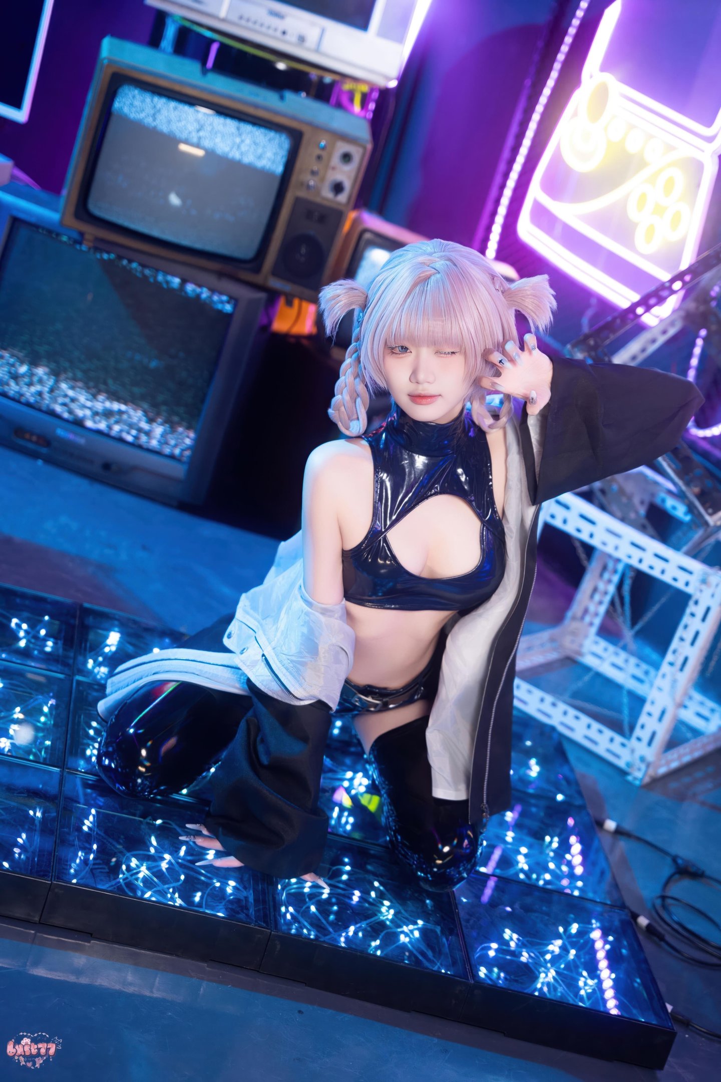 [Cosplay] Qiqi Be Good - Casual Outfit Xiaojie: Black Stockings, High Heels, Crop Top Bodysuit, Cyber Neon Style 41P1V