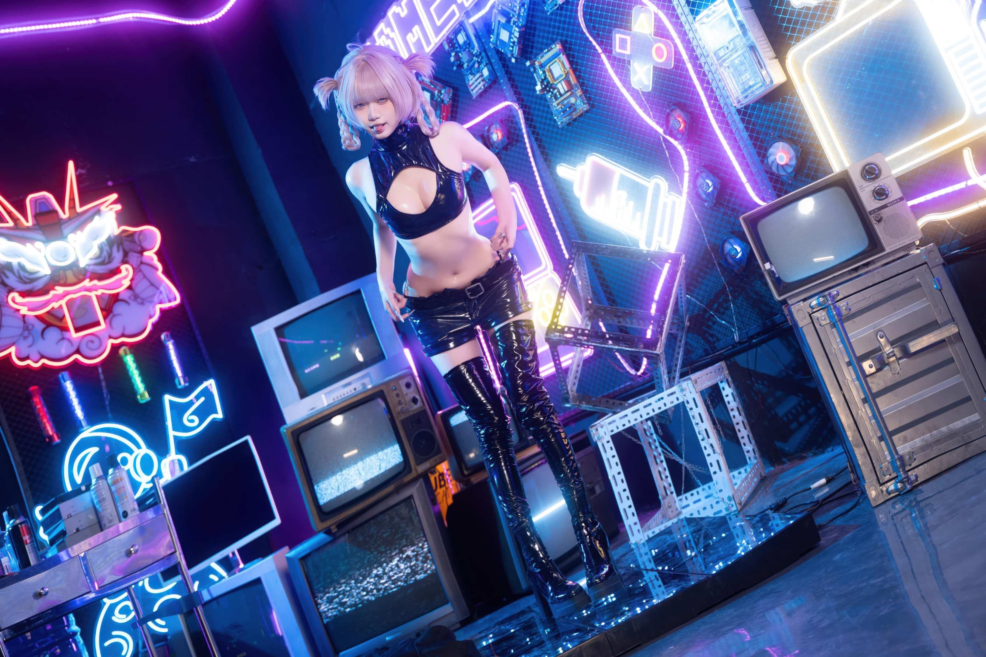 [Cosplay] Qiqi Be Good - Casual Outfit Xiaojie: Black Stockings, High Heels, Crop Top Bodysuit, Cyber Neon Style 41P1V
