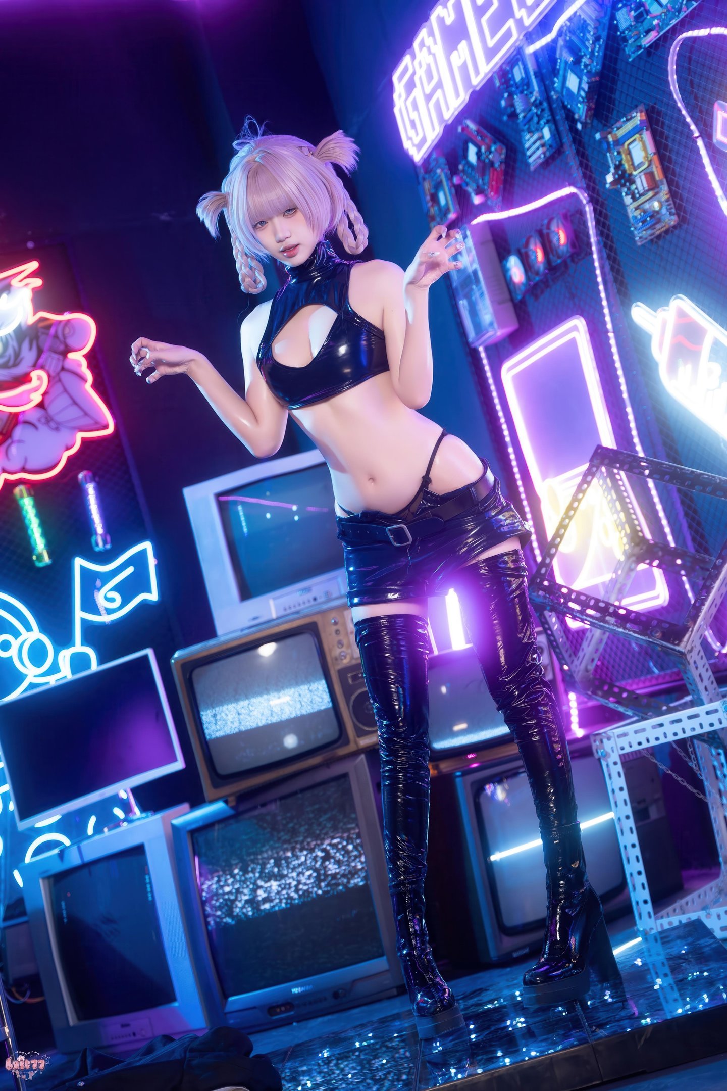 [Cosplay] Qiqi Be Good - Casual Outfit Xiaojie: Black Stockings, High Heels, Crop Top Bodysuit, Cyber Neon Style 41P1V