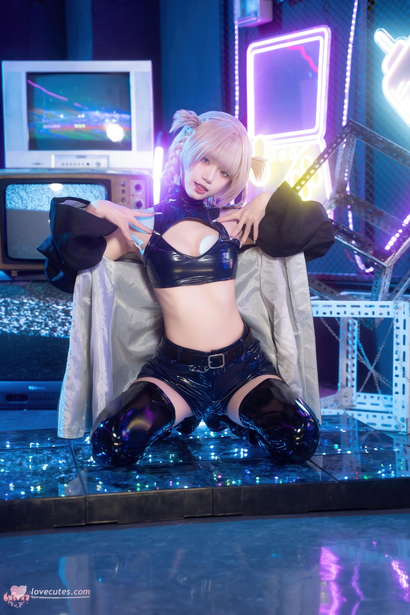 [Cosplay] Qiqi Be Good - Casual Outfit Xiaojie: Black Stockings, High Heels, Crop Top Bodysuit, Cyber Neon Style 41P1V