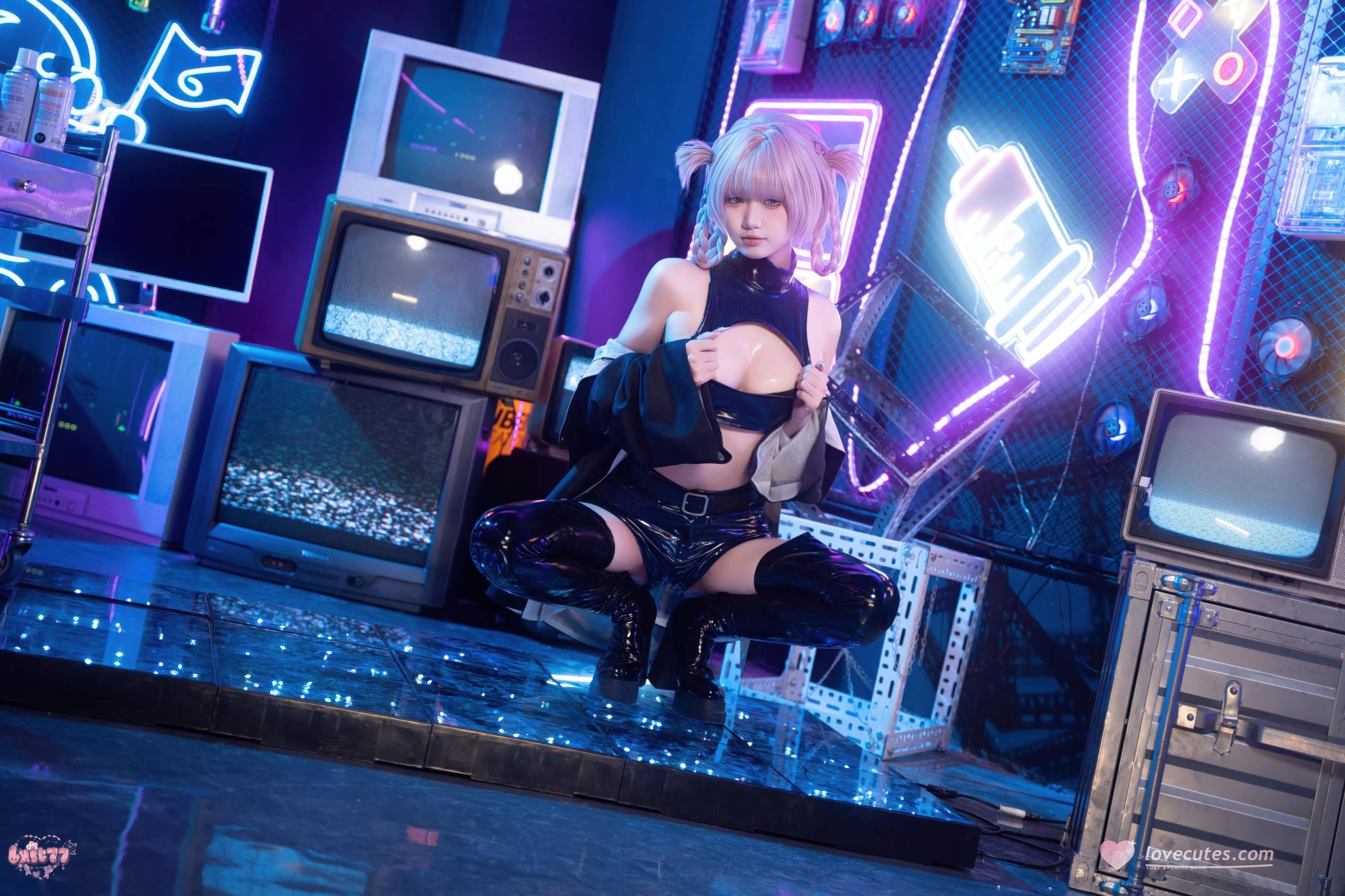 [Cosplay] Qiqi Be Good - Casual Outfit Xiaojie: Black Stockings, High Heels, Crop Top Bodysuit, Cyber Neon Style 41P1V