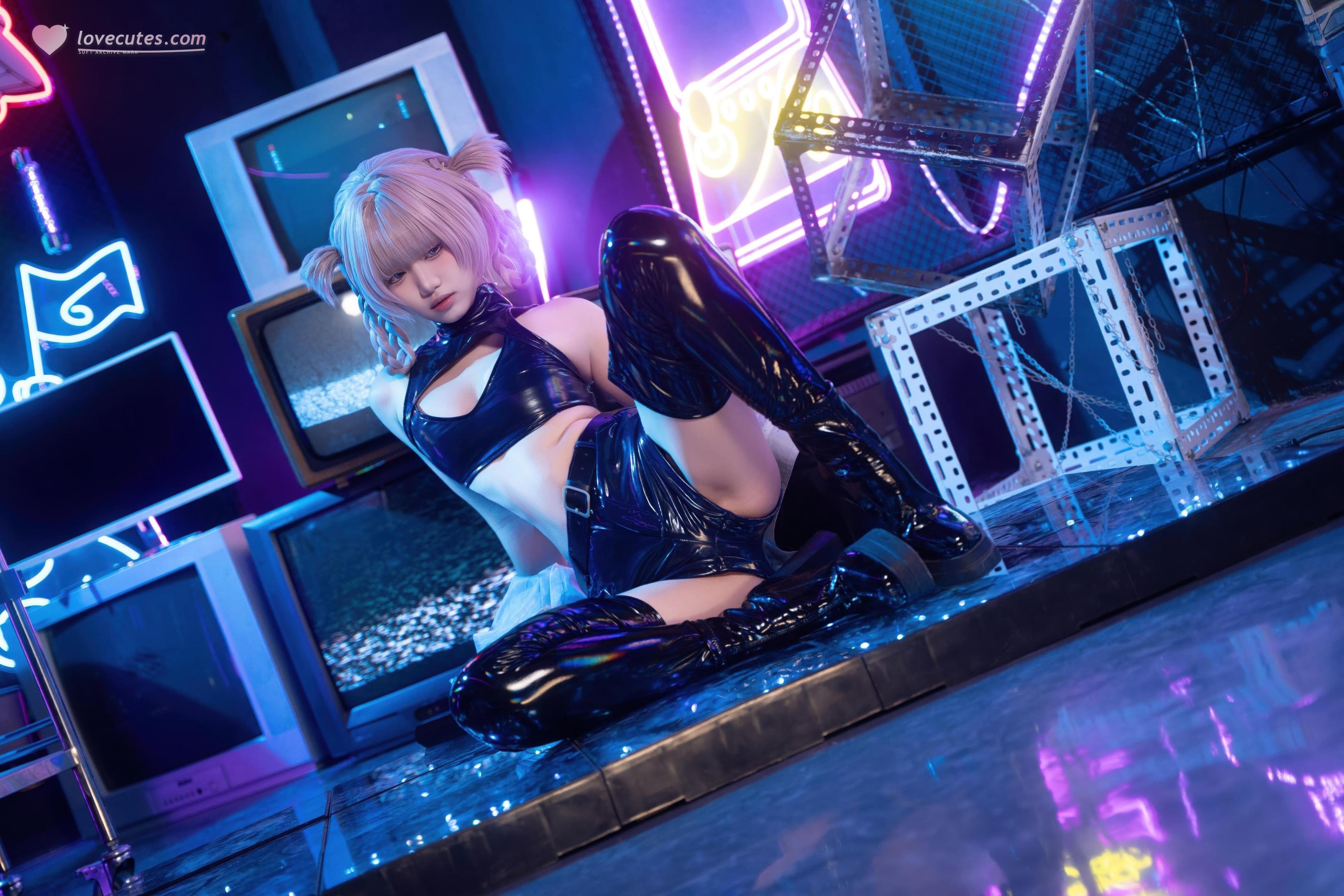 [Cosplay] Qiqi Be Good - Casual Outfit Xiaojie: Black Stockings, High Heels, Crop Top Bodysuit, Cyber Neon Style 41P1V
