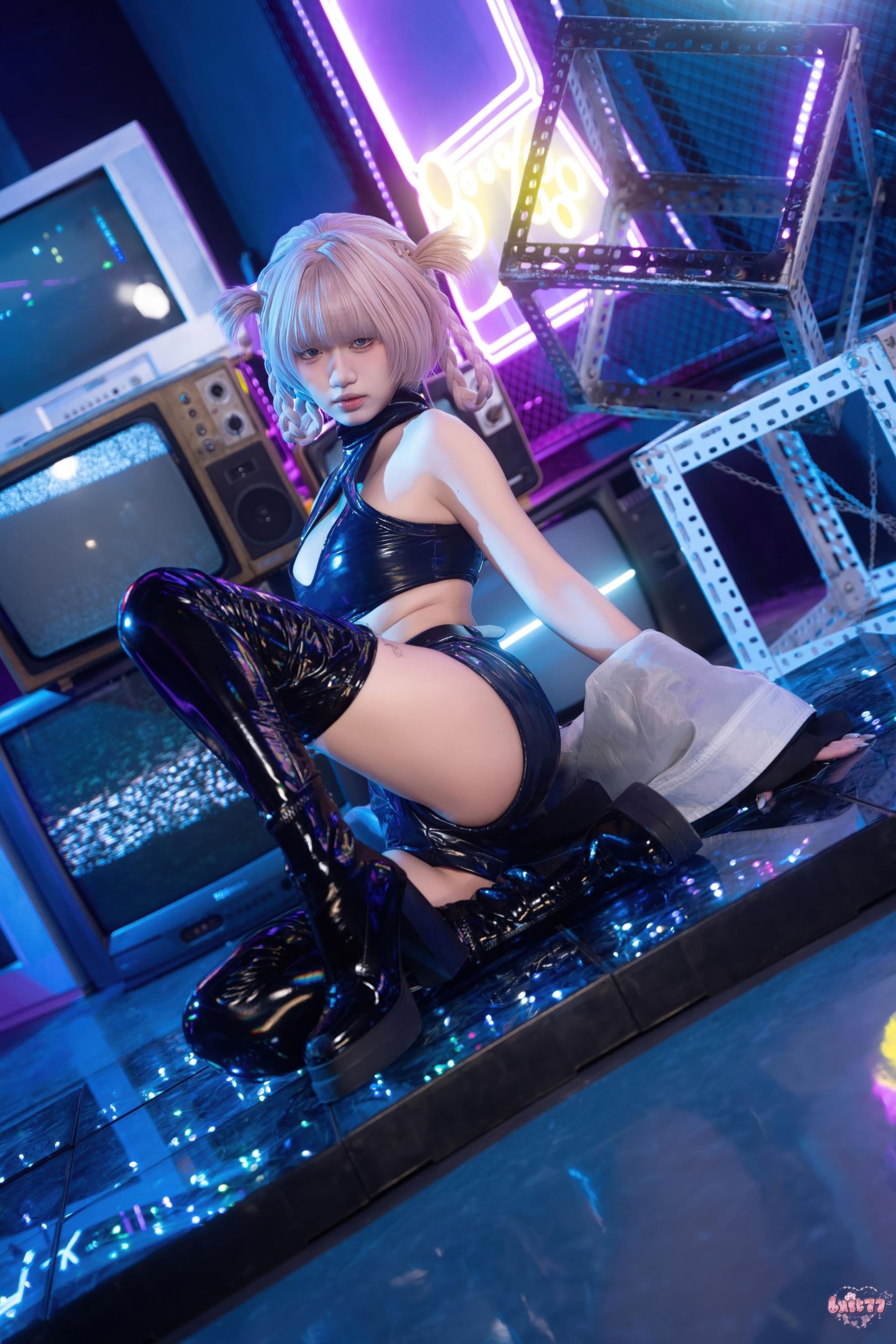'[cosplay] 柒柒 phải ngoan nhé - Trang phục thường ngày của Tiểu Tì: Bodysuit hở rốn, boots cao gót đen, phong cách cyber neon 41P1V'