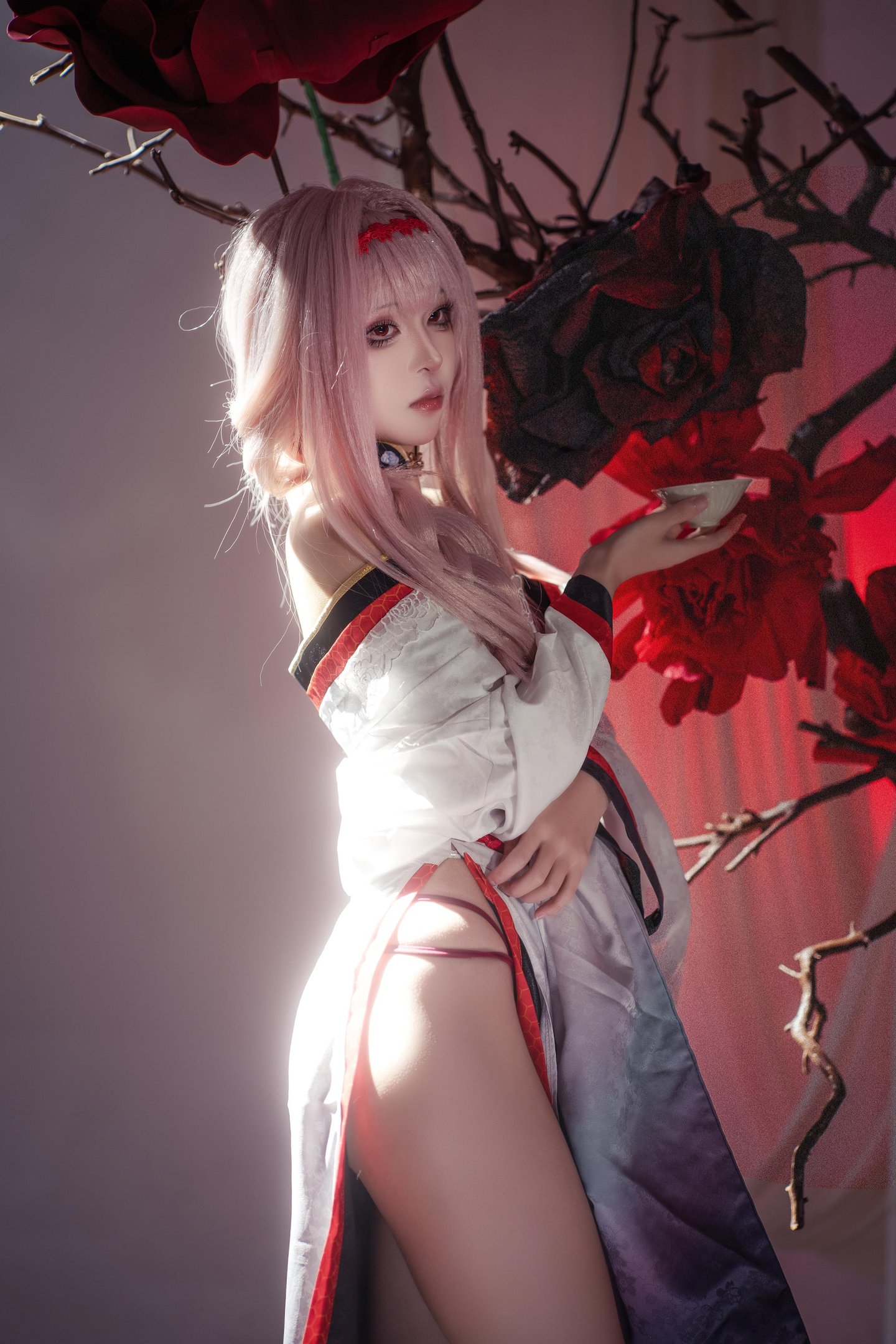 [cosplay] 矢量魚 - Nikke勝利女神 暗蓮：白髮風高開衩美腿 刀劍紅黑布景 30P