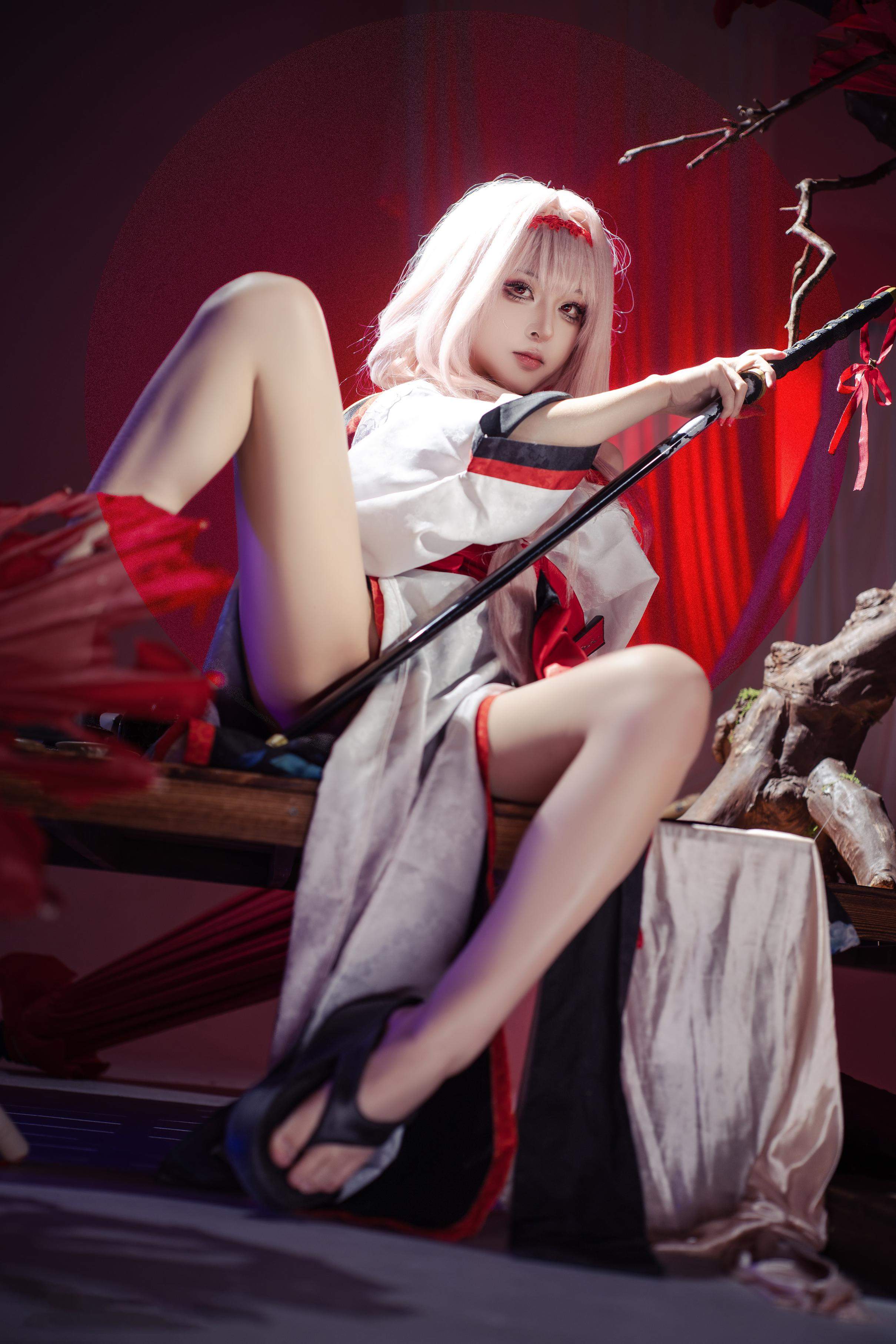 [cosplay] 矢量魚 - Nikke勝利女神 暗蓮：白髮風高開衩美腿 刀劍紅黑布景 30P