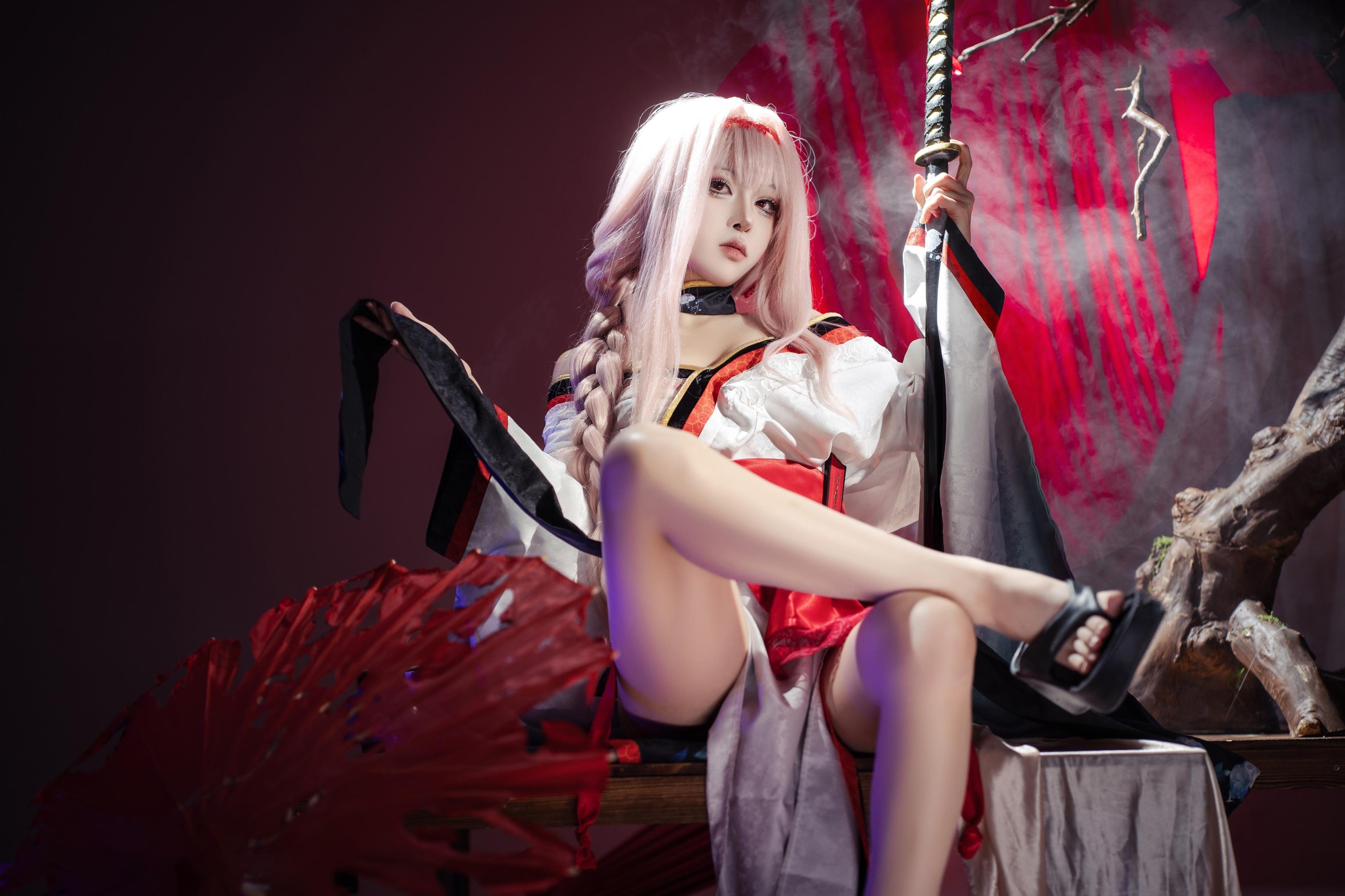 [cosplay] 矢量魚 - Nikke勝利女神 暗蓮：白髮風高開衩美腿 刀劍紅黑布景 30P
