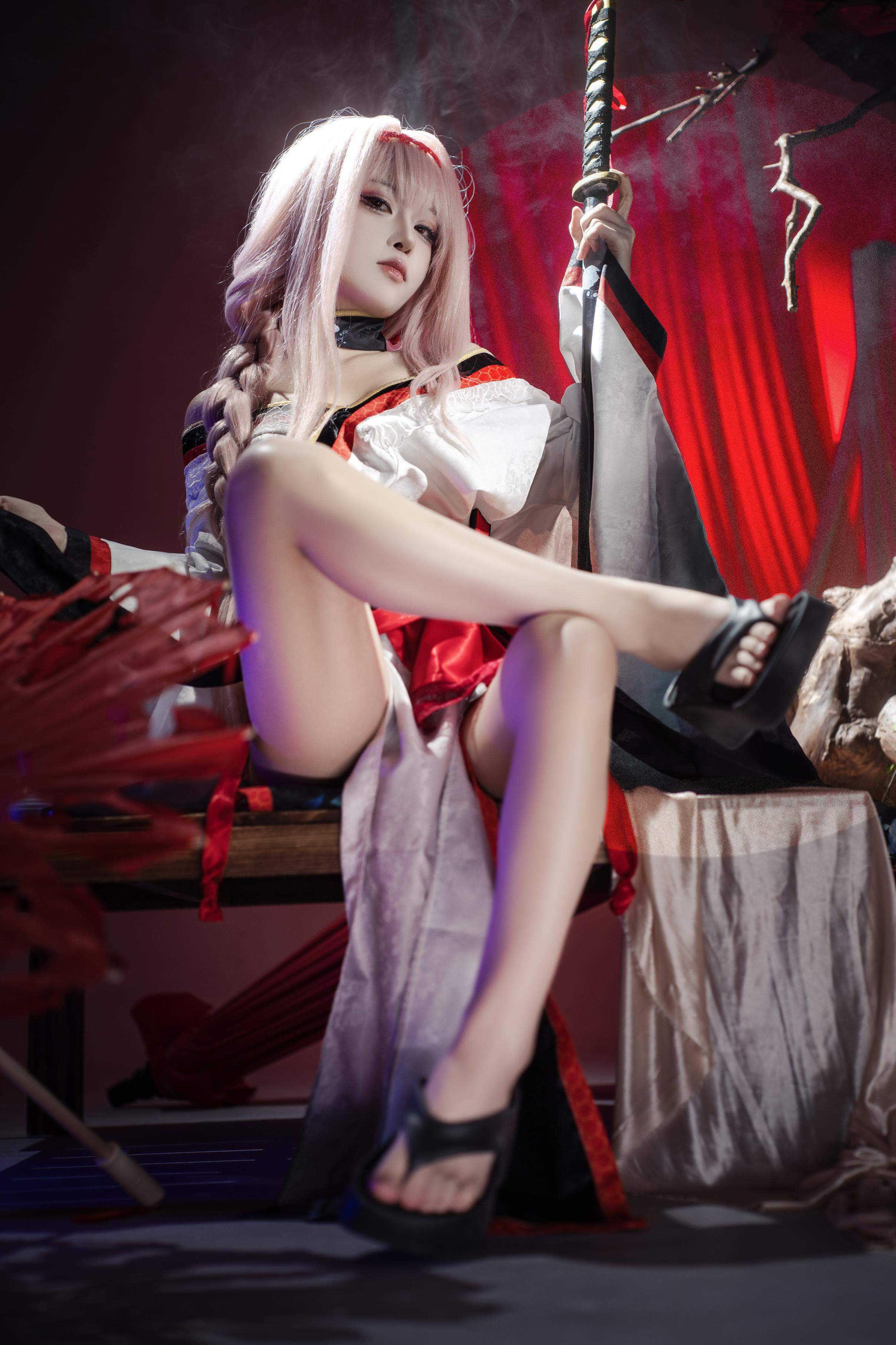 [cosplay] 矢量魚 - Nikke勝利女神 暗蓮：白髮風高開衩美腿 刀劍紅黑布景 30P