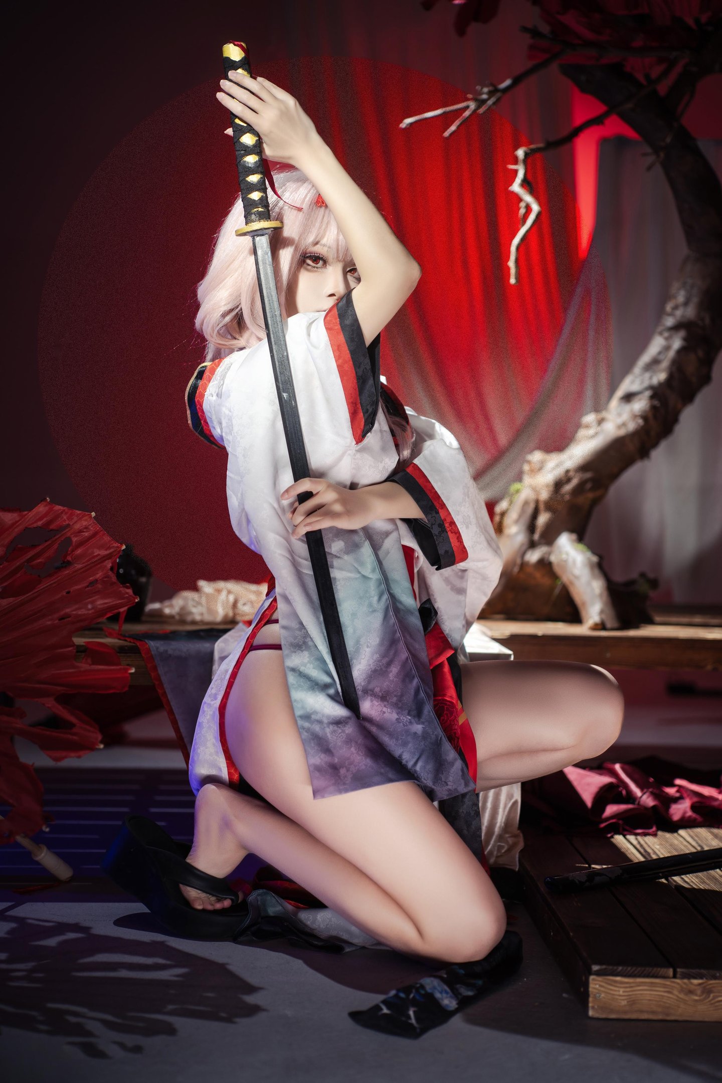 [cosplay] 矢量魚 - Nikke勝利女神 暗蓮：白髮風高開衩美腿 刀劍紅黑布景 30P