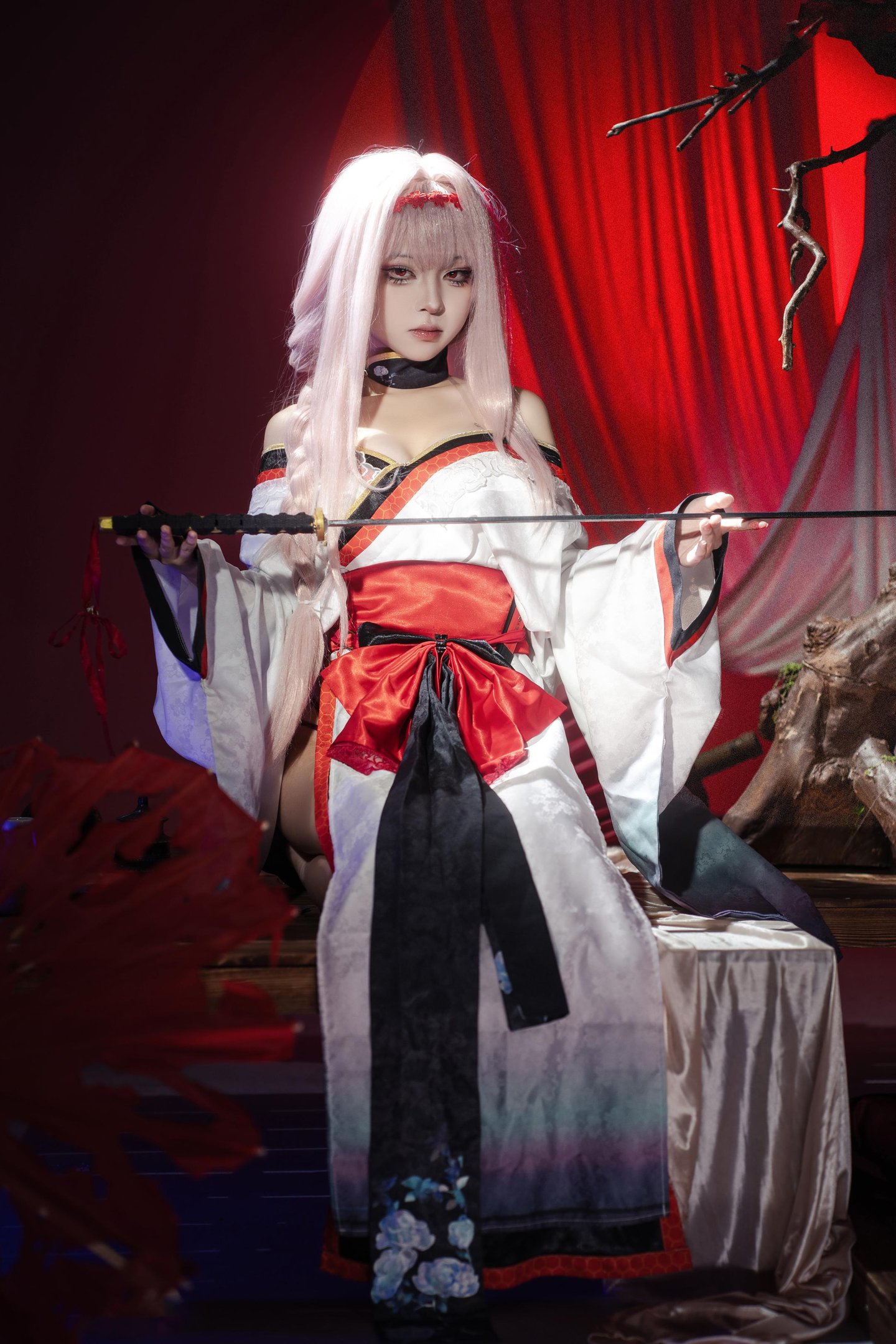 [cosplay] 矢量魚 - Nikke勝利女神 暗蓮：白髮風高開衩美腿 刀劍紅黑布景 30P