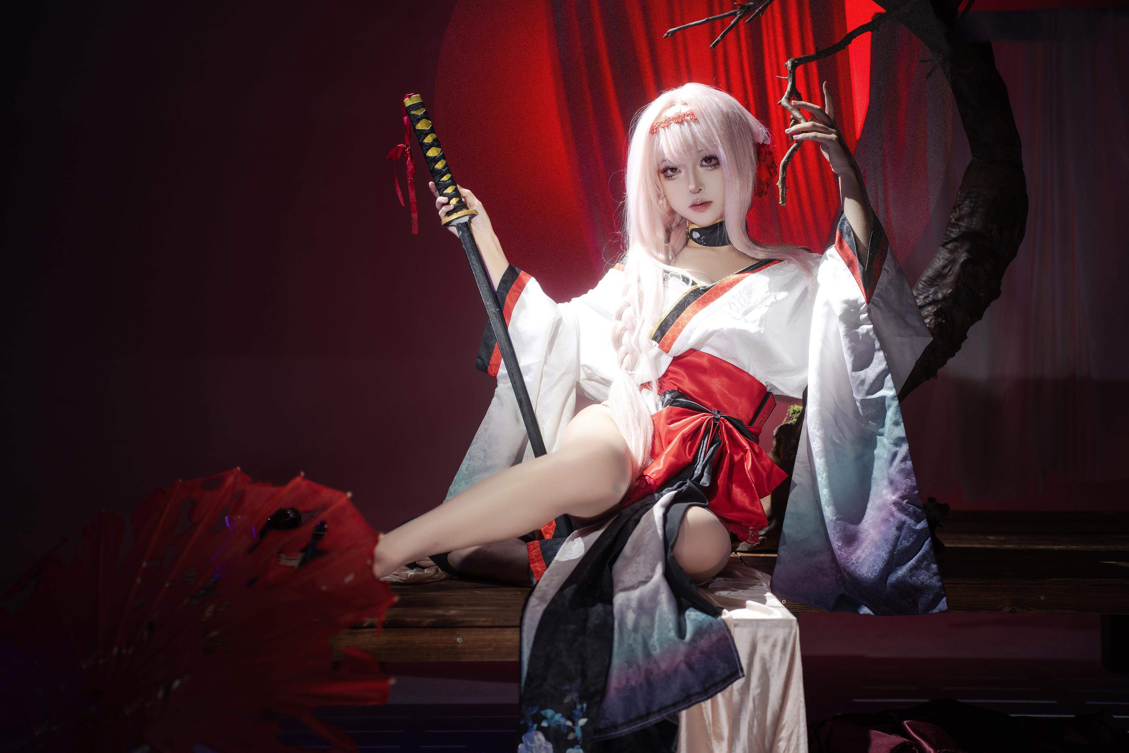 [cosplay] 矢量魚 - Nikke勝利女神 暗蓮：白髮風高開衩美腿 刀劍紅黑布景 30P