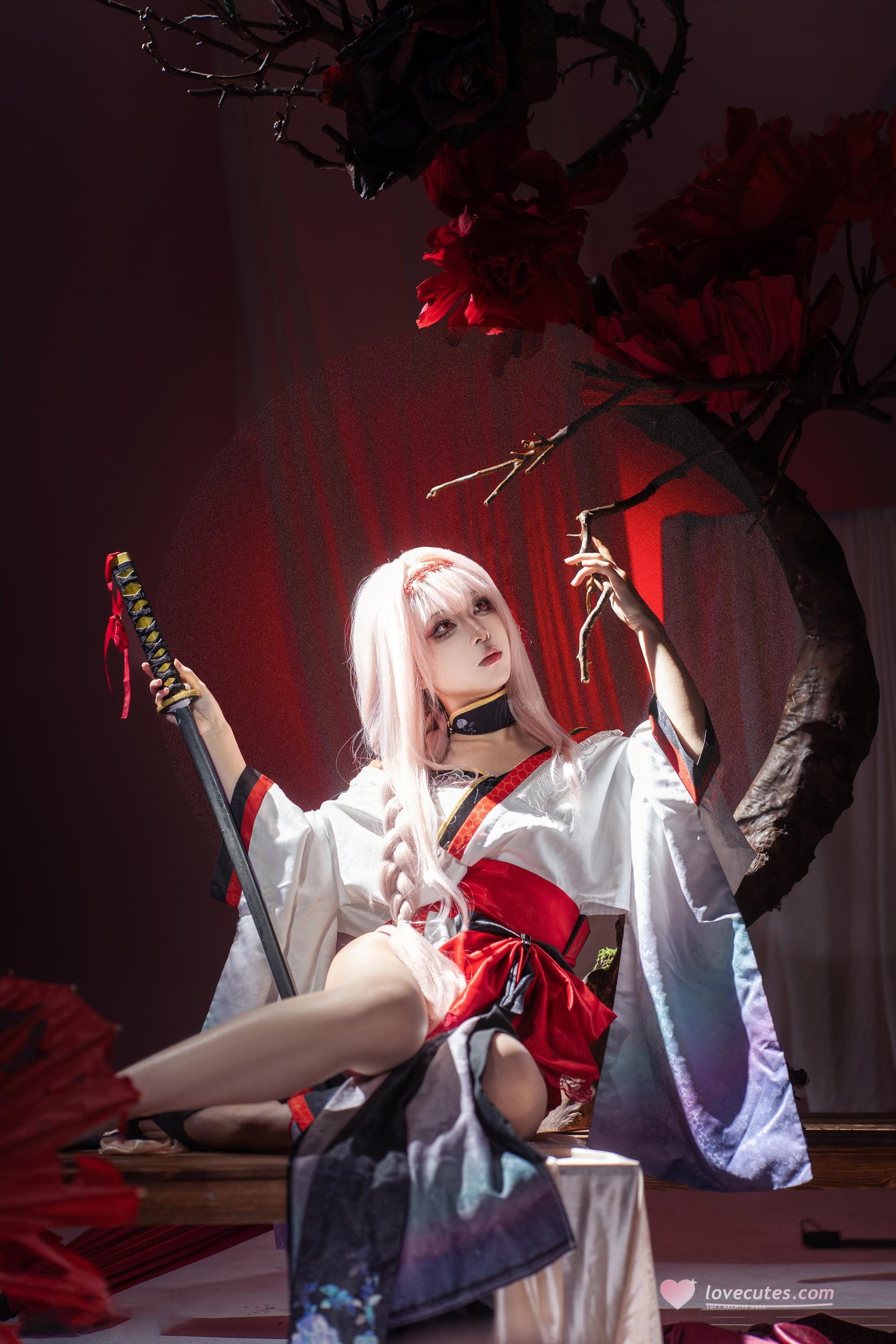 [cosplay] 矢量魚 - Nikke勝利女神 暗蓮：白髮風高開衩美腿 刀劍紅黑布景 30P