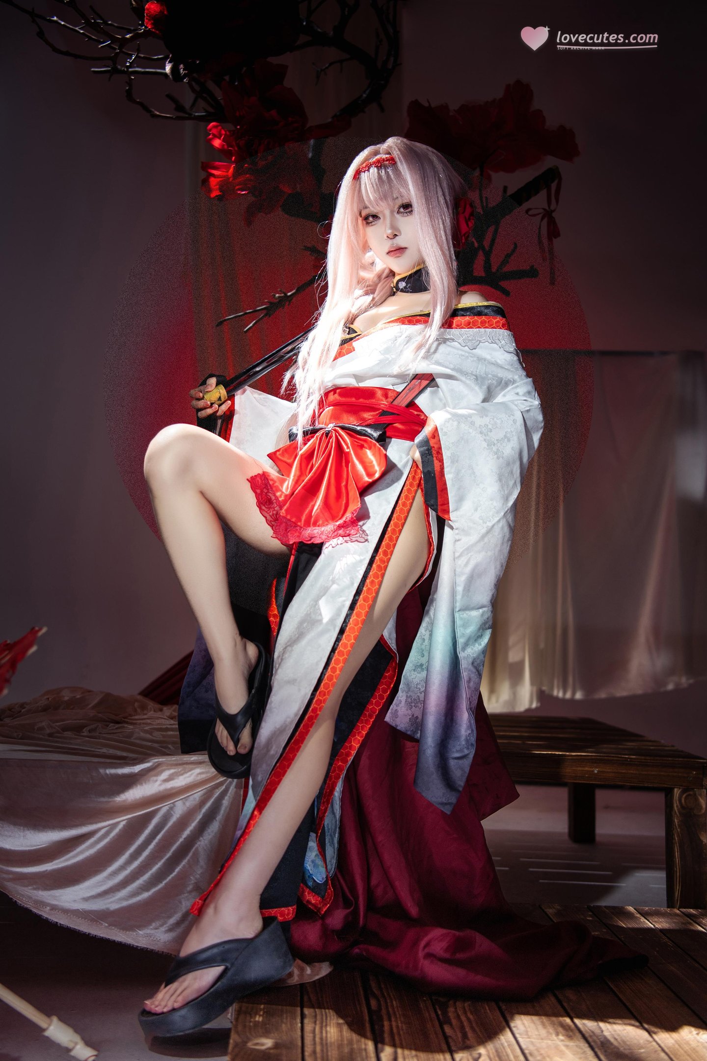 [cosplay] 矢量魚 - Nikke勝利女神 暗蓮：白髮風高開衩美腿 刀劍紅黑布景 30P